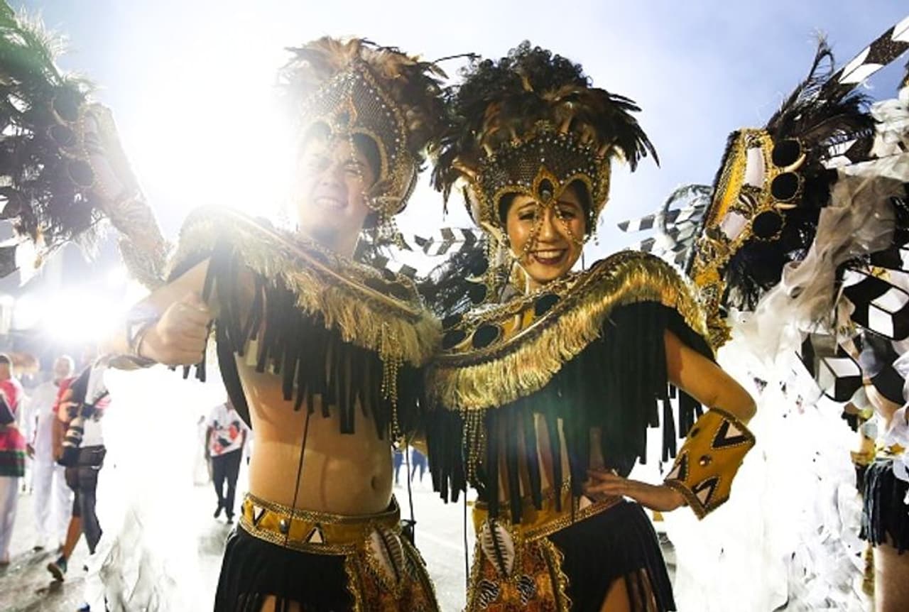 പാരമ്പര്യം അടിസ്ഥാനമാക്കി താളം, പങ്കാളിത്തം, വസ്ത്രങ്ങൾ എന്നിങ്ങനെ എല്ലാത്തിലും ഒന്നിനൊന്ന് വ്യത്യസ്തമാണ് ബ്രസീലിലെ പ്രാദേശീക രീതികള്‍.