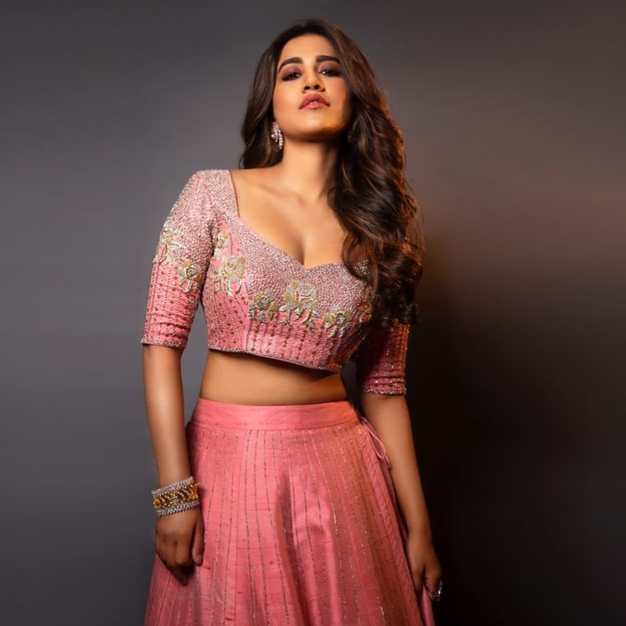 <p>కన్నడ బ్యూటీ నభా నటేష్ టాలీవుడ్ కి ఎంట్రీ ఇచ్చి రెండేళ్లు దాటుతుంది. హీరో సుధీర్ బాబు నటించిన నన్ను దోచుకుందువటే మూవీలో ఆమె నటించగా అనుకున్నంతగా విజయం సాధించలేదు. ఆ తరువాత అదుగో అనే ఓ ప్రయోగాత్మక చిత్రంలో కూడా నటించింది. దర్శకుడు రవి బాబు తెరకెక్కించిన ఆ చిత్రం వచ్చిన సంగతి కూడా ప్రేక్షకులకు తెలియదు.</p> <p>కన్నడ బ్యూటీ నభా నటేష్ టాలీవుడ్ కి ఎంట్రీ ఇచ్చి రెండేళ్లు దాటుతుంది. హీరో సుధీర్ బాబు నటించిన నన్ను దోచుకుందువటే మూవీలో ఆమె నటించగా అనుకున్నంతగా విజయం సాధించలేదు. ఆ తరువాత అదుగో అనే ఓ ప్రయోగాత్మక చిత్రంలో కూడా నటించింది. దర్శకుడు రవి బాబు తెరకెక్కించిన ఆ చిత్రం వచ్చిన సంగతి కూడా ప్రేక్షకులకు తెలియదు.</p>