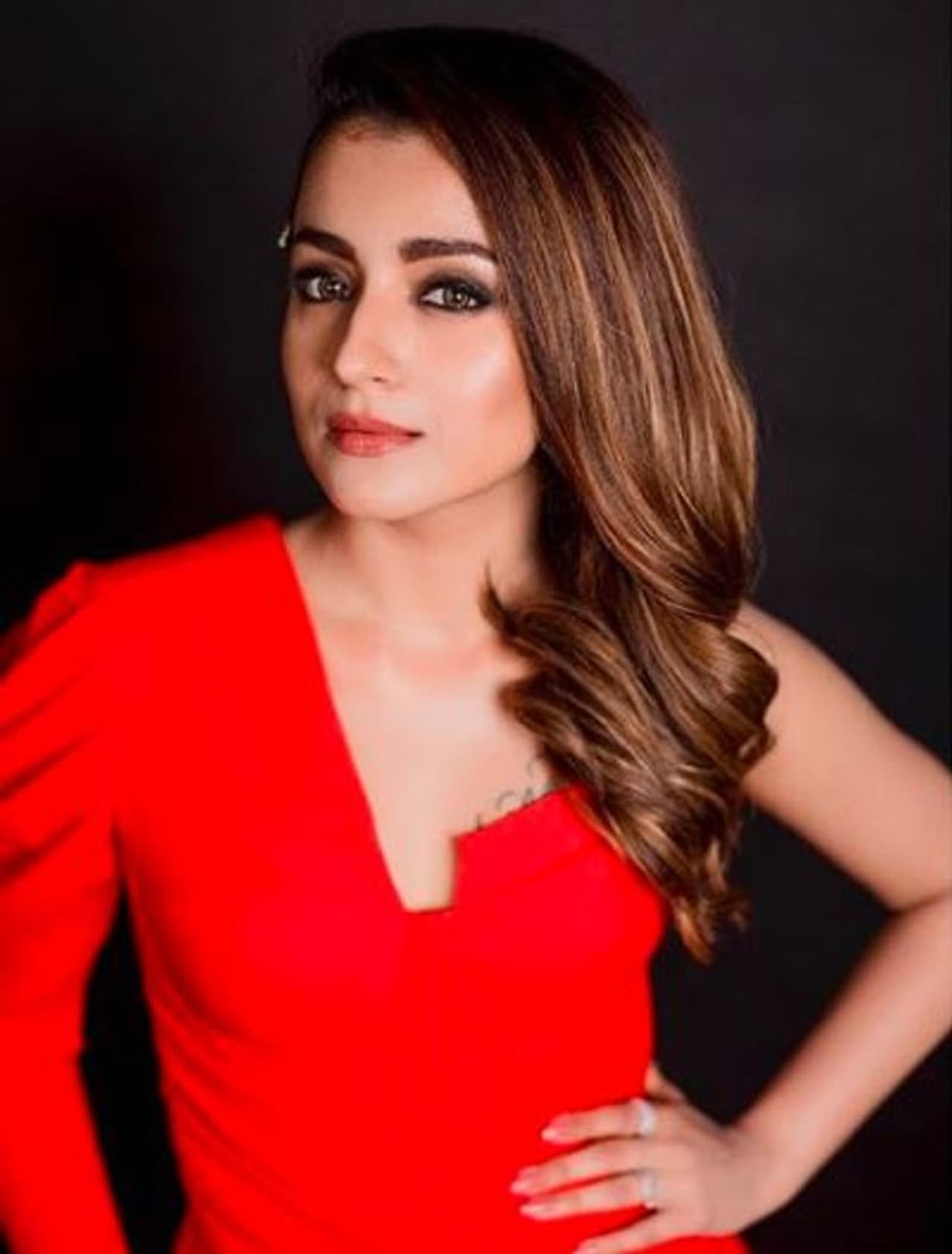 சிவப்பு உடையில் நச் லுக் சிவப்பு உடையில் நச் லுக்