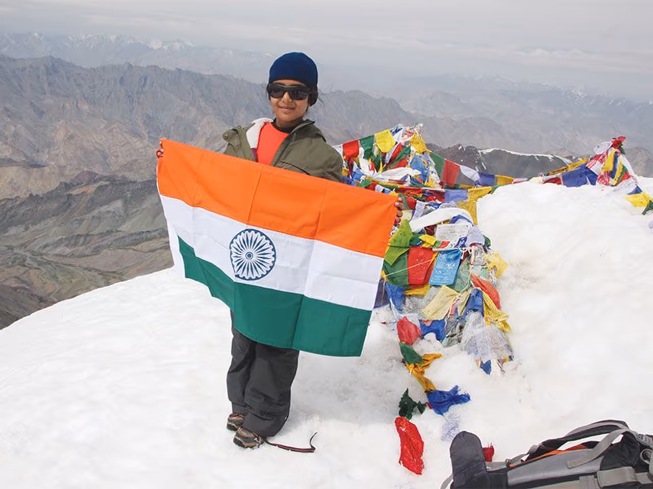ಕಾಮ್ಯಾ ಏಷ್ಯಾದಿಂದ ಹೊರಗೆ ಅತಿ ಎತ್ತರದ ಶಿಖರದಲ್ಲಿ ಭಾರತದ ಧ್ವಜವನ್ನು ಹಾರಿಸಿ ದಾಖಲೆ ಬರೆದಿದ್ದಾರೆ. ಕಾಮ್ಯಾ ಏಷ್ಯಾದಿಂದ ಹೊರಗೆ ಅತಿ ಎತ್ತರದ ಶಿಖರದಲ್ಲಿ ಭಾರತದ ಧ್ವಜವನ್ನು ಹಾರಿಸಿ ದಾಖಲೆ ಬರೆದಿದ್ದಾರೆ.