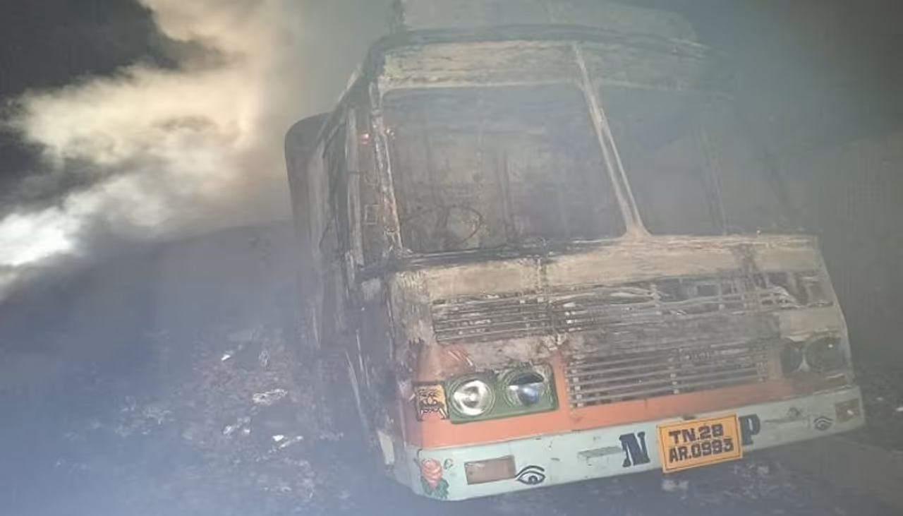 ಬೆಂಕಿ ಪೊಟ್ಟಣ ಸಾಗಿಸುತ್ತಿದ್ದ ಲಾರಿಗೆ ಆಕಸ್ಮಿಕ ಬೆಂಕಿ ಬೆಂಕಿ ಪೊಟ್ಟಣ ಸಾಗಿಸುತ್ತಿದ್ದ ಲಾರಿಗೆ ಆಕಸ್ಮಿಕ ಬೆಂಕಿ