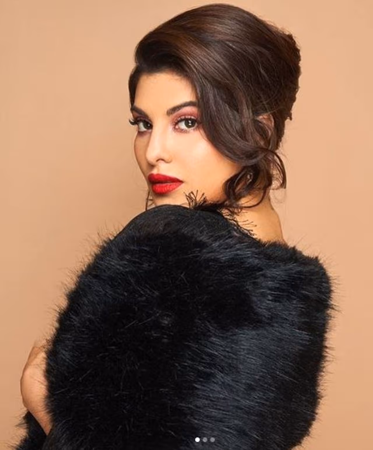 ಜಾಕ್ವೆಲಿನ್ ಮೂಲತಃ ಶ್ರೀಲಂಕಾದ ಹುಡುಗಿ. 2006 ರಲ್ಲಿ ಮಿಸ್ ಯೂನಿವರ್ಸ್ ಪೇಟೆಂಟ್ ವಿಜೇತೆ. ಜಾಕ್ವೆಲಿನ್ ಮೂಲತಃ ಶ್ರೀಲಂಕಾದ ಹುಡುಗಿ. 2006 ರಲ್ಲಿ ಮಿಸ್ ಯೂನಿವರ್ಸ್ ಪೇಟೆಂಟ್ ವಿಜೇತೆ.