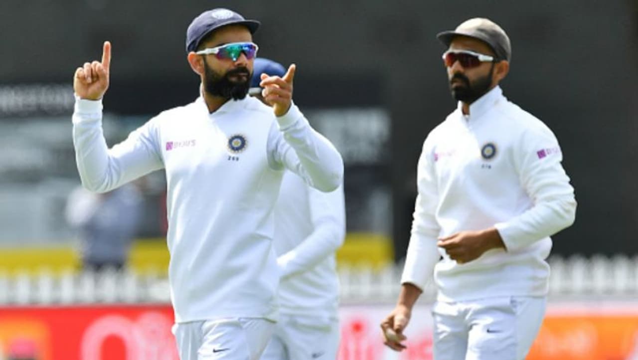 <p>இந்தியா ஆஸ்திரேலியா இடையேயான 4 டெஸ்ட் போட்டிகள் கொண்ட தொடரின் முதல் போட்டி அடிலெய்டில் இன்று தொடங்கி நடந்துவருகிறது. இந்திய அணி கேப்டன் விராட் கோலிக்கு குழந்தை பிறக்கவுள்ளதால், இந்த போட்டியில் ஆடிவிட்டு, கடைசி 3 டெஸ்ட் போட்டிகளில் ஆடாமல் இந்தியாவிற்கு திரும்புகிறார் விராட் கோலி.</p> <p>இந்தியா ஆஸ்திரேலியா இடையேயான 4 டெஸ்ட் போட்டிகள் கொண்ட தொடரின் முதல் போட்டி அடிலெய்டில் இன்று தொடங்கி நடந்துவருகிறது. இந்திய அணி கேப்டன் விராட் கோலிக்கு குழந்தை பிறக்கவுள்ளதால், இந்த போட்டியில் ஆடிவிட்டு, கடைசி 3 டெஸ்ட் போட்டிகளில் ஆடாமல் இந்தியாவிற்கு திரும்புகிறார் விராட் கோலி.</p>