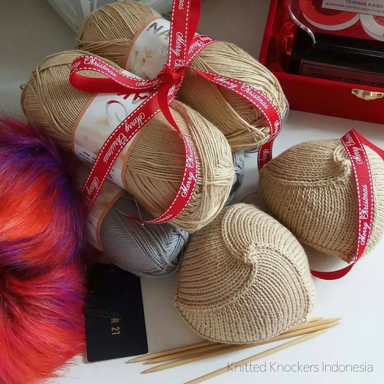 ಹೌದು ವಾಷಿಂಗ್ಟನ್ ನಲ್ಲಿರುವ Knitted Knockers Support Foundation (KKSF) ಬ್ರೆಸ್ ಪ್ರೊಸ್ಟೇಸಿಸ್[ಕೃತಕ ಸ್ತನ] ತಯಾರಿಸುತ್ತದೆ. ಇದು Woolen[ಹತ್ತಿ ಉಣ್ಣೆ]ಯಿಂದ ತಯಾರಿಸಲಾಗುತ್ತದೆ