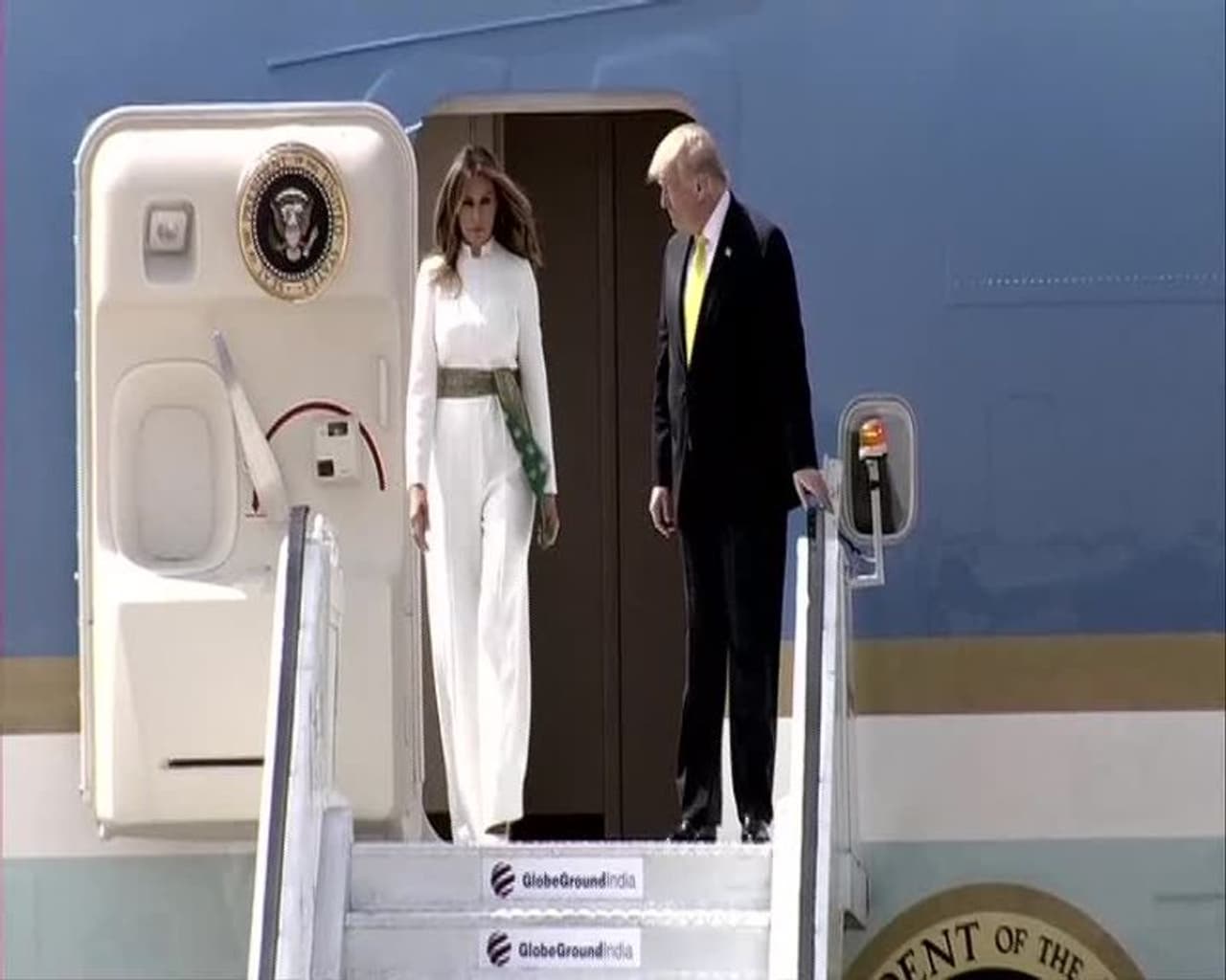 மனைவியுடன் வந்திறங்கிய ட்ரம்ப் மனைவியுடன் வந்திறங்கிய ட்ரம்ப்