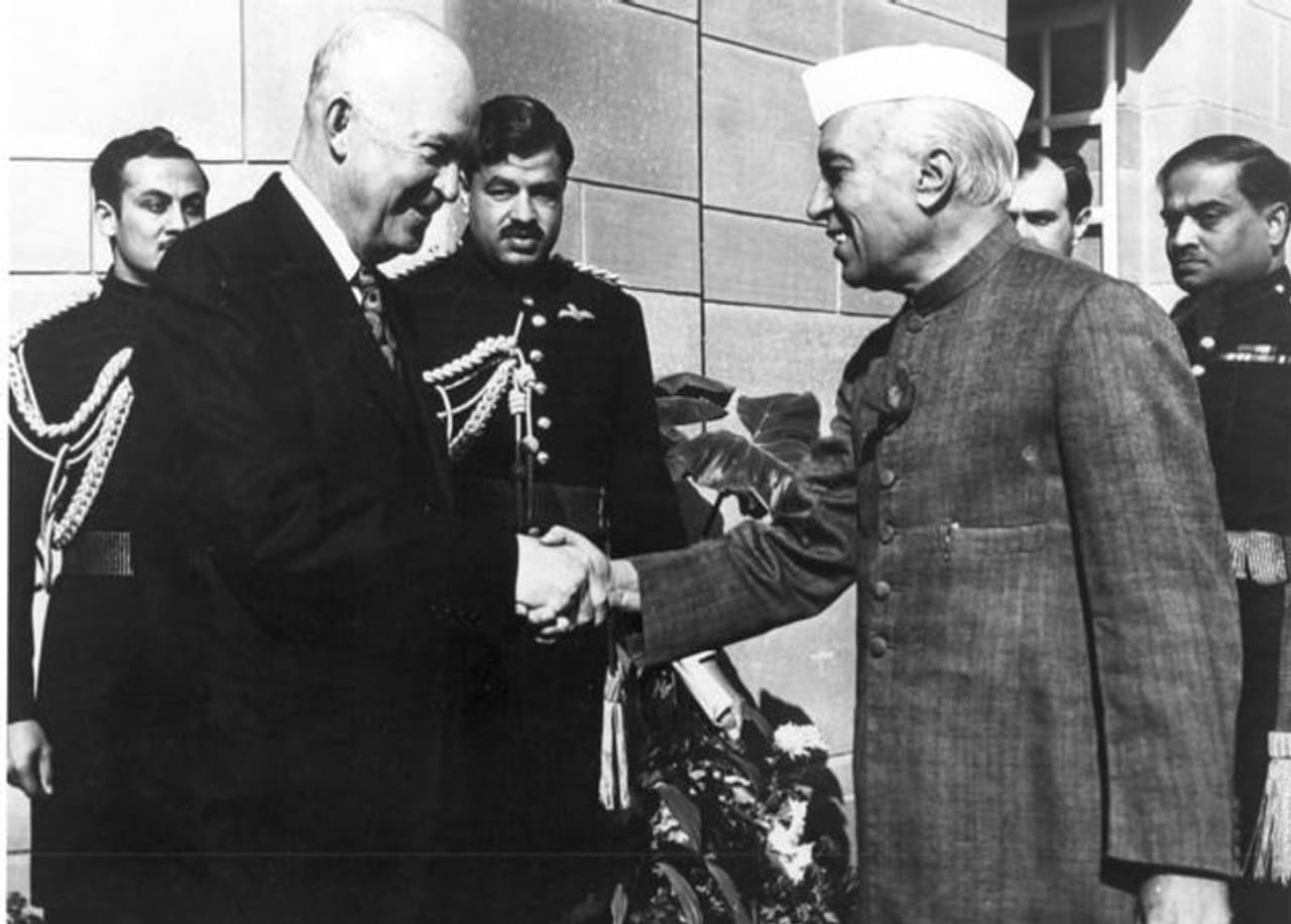 ഡ്വിന്‍ ഡി ഇസെന്‍ഹൗര്‍ ആണ് ഇന്ത്യ സന്ദര്‍ശിച്ച ആദ്യ അമേരിക്കന്‍ പ്രസിഡന്‍റ്. 1959 ല്‍ ജവഹര്‍ലാല്‍ നെഹ്റുവായിരുന്നു അന്ന് ഇന്ത്യയുടെ പ്രധാനമന്ത്രി. 1959 ലെ ഡിസംബറിലെ തണുപ്പിലേക്ക് പ്രസിഡന്‍റ് ഡ്വിന്‍ ഡി ഇസെന്‍ഹൗര്‍ ദില്ലിയില്‍ എത്തിച്ചേര്‍ന്നപ്പോള്‍ 21 ആചാര വെടിയോടെയായിരുന്നു ഇന്ത്യ അദ്ദേഹത്തെ സ്വീകരിച്ചത്.