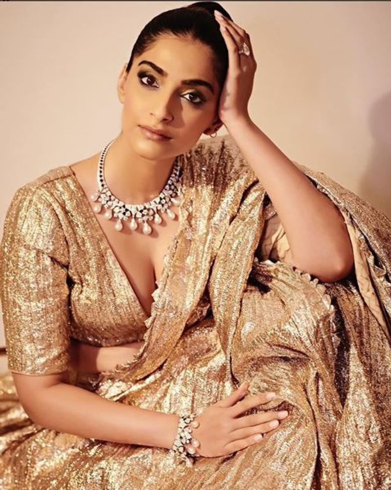 ಸೋನಂ ಸಿಕ್ಕಾಪಟ್ಟೆ ಫುಡಿ, ಕ್ರೆವಿಂಗ್ಸ್ ಕಂಟ್ರೋಲ್ ಮಾಡ್ಲಿಕ್ಕೇ ಆಗೋಲ್ವಂತೆ. ತಿಂದಷ್ಟೇ ವರ್ಕ್ಔಟ್ ಮಾಡುತ್ತಾರಂತೆ. ಸೋನಂ ಸಿಕ್ಕಾಪಟ್ಟೆ ಫುಡಿ, ಕ್ರೆವಿಂಗ್ಸ್ ಕಂಟ್ರೋಲ್ ಮಾಡ್ಲಿಕ್ಕೇ ಆಗೋಲ್ವಂತೆ. ತಿಂದಷ್ಟೇ ವರ್ಕ್ಔಟ್ ಮಾಡುತ್ತಾರಂತೆ.