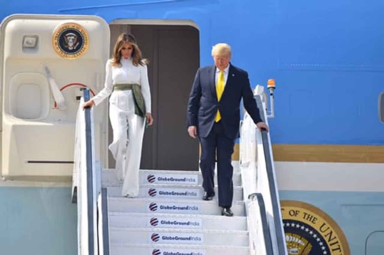 గుజరాత్ కు చేరుకున్న ట్రంప్ దంపతులు