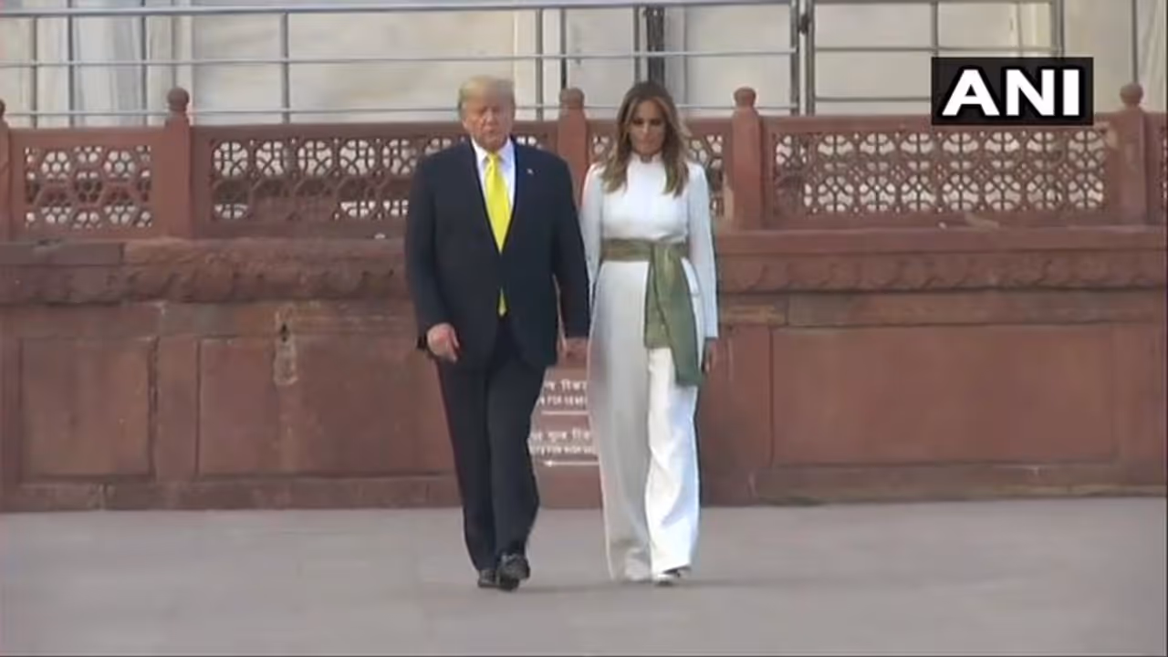 ನಮಸ್ತೆ ಟ್ರಂಪ್ ಕಾರ್ಯಕ್ರಮದ ಬಳಿಕ ಪ್ರೇಮ ಸೌಧ ತಾಜ್ ಮಹಲ್ಗೆ ಭೇಟಿ ನೀಡಿದ ಡೋನಾಕ್ಡ್ ಟ್ರಂಪ್ ನಮಸ್ತೆ ಟ್ರಂಪ್ ಕಾರ್ಯಕ್ರಮದ ಬಳಿಕ ಪ್ರೇಮ ಸೌಧ ತಾಜ್ ಮಹಲ್ಗೆ ಭೇಟಿ ನೀಡಿದ ಡೋನಾಕ್ಡ್ ಟ್ರಂಪ್