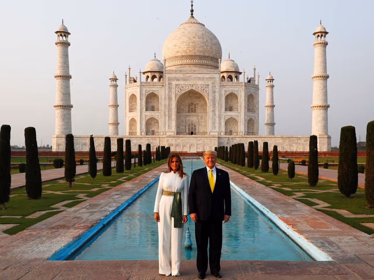 राष्ट्रपति डोनाल्ड ट्रंप अपनी पत्नी के साथ ताजमहल देखने पहुंचे थे।