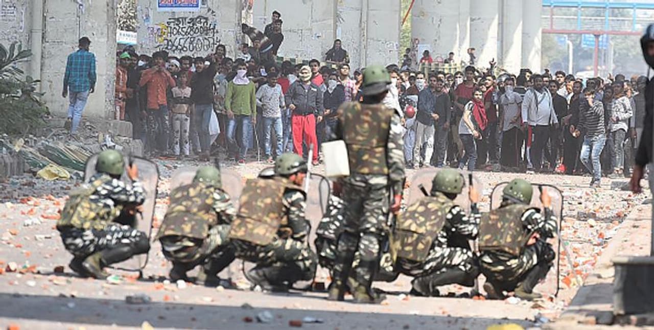 മുഹമ്മദ് ഷാരൂഖ് എന്ന ആളാണ് സംഘര്ഷത്തിനിടെ പൊലീസിന് നേരെ വെടിവച്ചതെന്നും ഇയാളെ അറസ്റ്റ് ചെയ്തെന്നും ദില്ലി പൊലീസ് അറിയിച്ചു. മുഹമ്മദ് ഷാരൂഖ് എന്ന ആളാണ് സംഘര്ഷത്തിനിടെ പൊലീസിന് നേരെ വെടിവച്ചതെന്നും ഇയാളെ അറസ്റ്റ് ചെയ്തെന്നും ദില്ലി പൊലീസ് അറിയിച്ചു.
