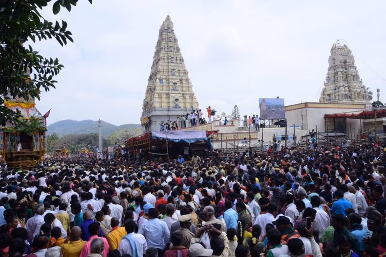 ಬೆಳಗ್ಗೆ 9.50 ನಿಮಿಷಕ್ಕೆ ಪ್ರಾರಂಭವಾದ ರಥೋತ್ಸವವು 11ರ ತನಕ ದೇಗುಲದ ಸುತ್ತ ಸಂಚರಿಸಿ ಮೂಲ ಸ್ಥಾನಕ್ಕೆ ಬಂದು ನಿಂತಿತು. ಬೆಳಗ್ಗೆ 9.50 ನಿಮಿಷಕ್ಕೆ ಪ್ರಾರಂಭವಾದ ರಥೋತ್ಸವವು 11ರ ತನಕ ದೇಗುಲದ ಸುತ್ತ ಸಂಚರಿಸಿ ಮೂಲ ಸ್ಥಾನಕ್ಕೆ ಬಂದು ನಿಂತಿತು.