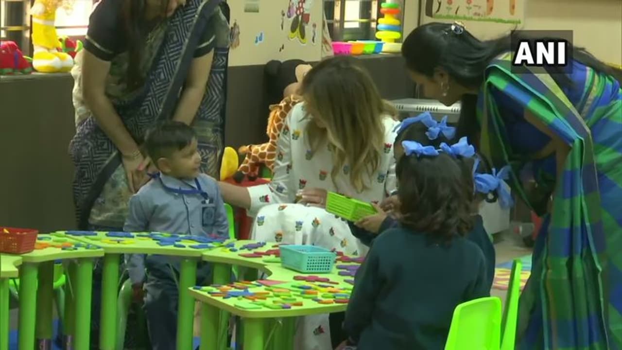 दिल्ली: कुछ इस तरह मिली ट्रम्प की पत्नी  सरकारी स्कूल के नन्हे बच्चो से
