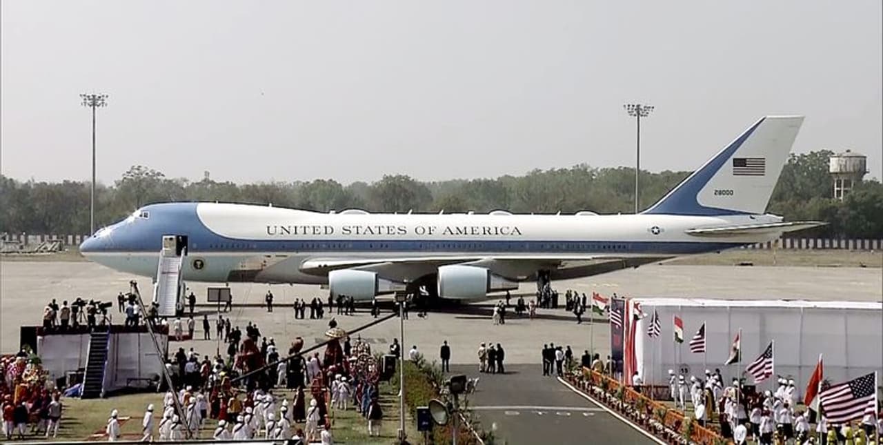 അഹമ്മദാബാദ് വിമാനത്താവളത്തില് ഡോണാള്ഡ് ട്രംപിനെയും വഹിച്ച് എത്തിചേര്ന്ന അമേരിക്കയുടെ എയര്ഫോഴ്സ് വണ് വിമാനം. അഹമ്മദാബാദ് വിമാനത്താവളത്തില് ഡോണാള്ഡ് ട്രംപിനെയും വഹിച്ച് എത്തിചേര്ന്ന അമേരിക്കയുടെ എയര്ഫോഴ്സ് വണ് വിമാനം.