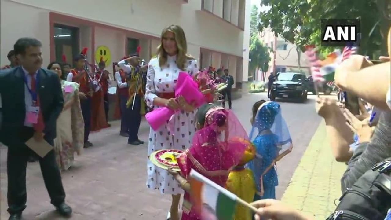 అమెరికా మొదటి మహిళ మెలానియా ట్రంప్ కు స్వాగతం పలుకుతున్న విద్యార్థులు అమెరికా మొదటి మహిళ మెలానియా ట్రంప్ కు స్వాగతం పలుకుతున్న విద్యార్థులు