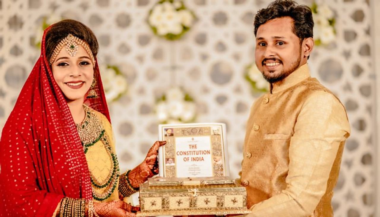 മലപ്പുറം അങ്ങാടിപ്പുറത്ത് ഇന്ത്യന് ഭരണഘടനയും ഖുര്ആനും മഹറായി നല്കി വിവാഹം. എംഎസ്എഫ് മലപ്പുറം ജോയിന്റ് സെക്രട്ടറി അഡ്വ പി എ നിഷാദാണ് വിവാഹത്തിന് മഹറായി ഭരണഘടനയുടെ കോപ്പി നല്കിയത്. മലപ്പുറം അങ്ങാടിപ്പുറത്ത് ഇന്ത്യന് ഭരണഘടനയും ഖുര്ആനും മഹറായി നല്കി വിവാഹം. എംഎസ്എഫ് മലപ്പുറം ജോയിന്റ് സെക്രട്ടറി അഡ്വ പി എ നിഷാദാണ് വിവാഹത്തിന് മഹറായി ഭരണഘടനയുടെ കോപ്പി നല്കിയത്.