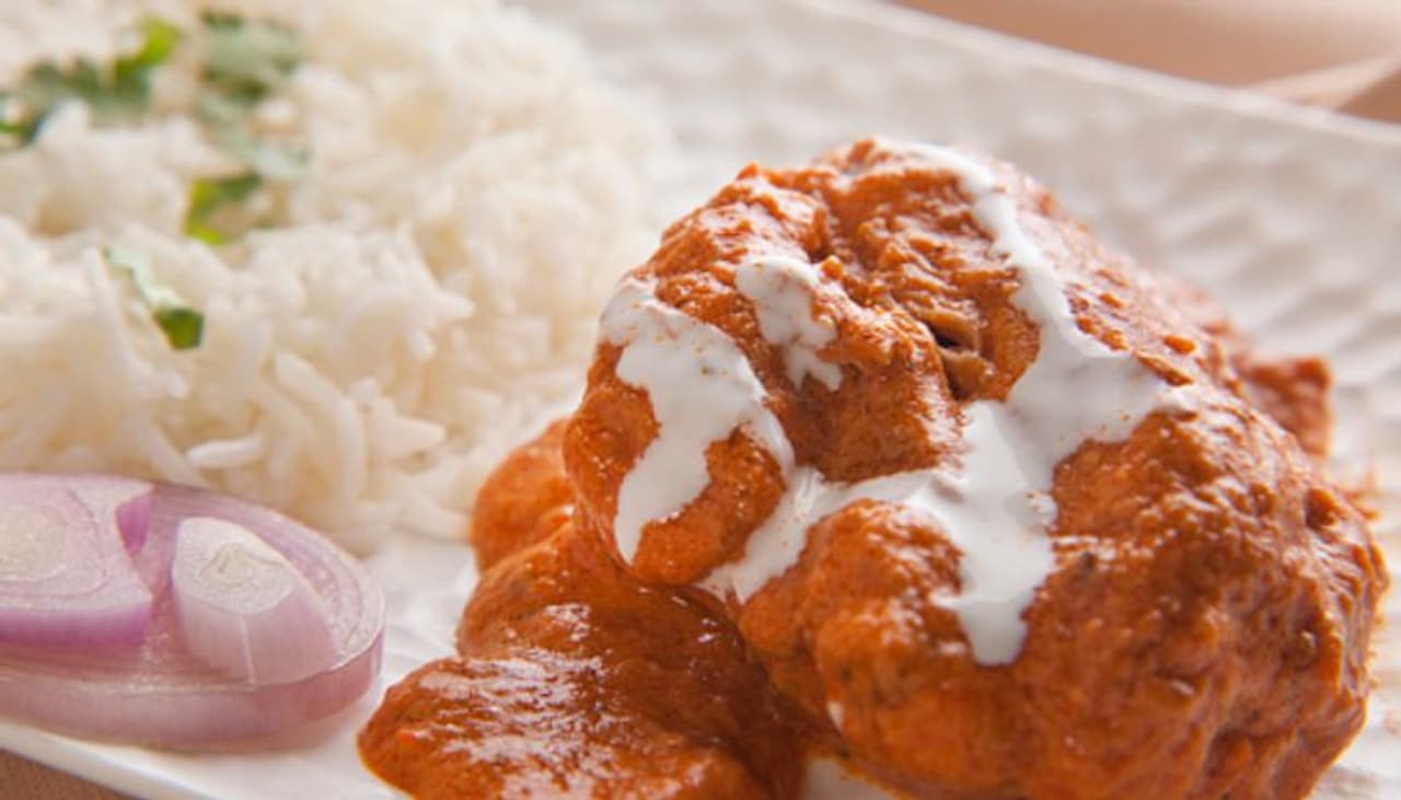 <p>చికెన్ అంటే ఇష్టపడని ఫుడ్ లవర్స్ ఉండరు. ఇంకా కొంతమంది అయితే చికెన్ తప్ప వేరే నాన్ వెజ్ ఐటమ్ ఏదీ ముట్టరు. వీరికి చికెన్ లేకపోతే ముద్దదిగదు. అందుకే చికెన్ లో ఎన్నో వెరైటీలు ట్రై చేస్తుంటారు. అలాంటి చికెన్ ప్రియుల కోసం దేశవ్యాప్తంగా పాపులర్ అయిన కొన్ని చికెన్ వెరైటీస్...</p> <p>చికెన్ అంటే ఇష్టపడని ఫుడ్ లవర్స్ ఉండరు. ఇంకా కొంతమంది అయితే చికెన్ తప్ప వేరే నాన్ వెజ్ ఐటమ్ ఏదీ ముట్టరు. వీరికి చికెన్ లేకపోతే ముద్దదిగదు. అందుకే చికెన్ లో ఎన్నో వెరైటీలు ట్రై చేస్తుంటారు. అలాంటి చికెన్ ప్రియుల కోసం దేశవ్యాప్తంగా పాపులర్ అయిన కొన్ని చికెన్ వెరైటీస్...</p>