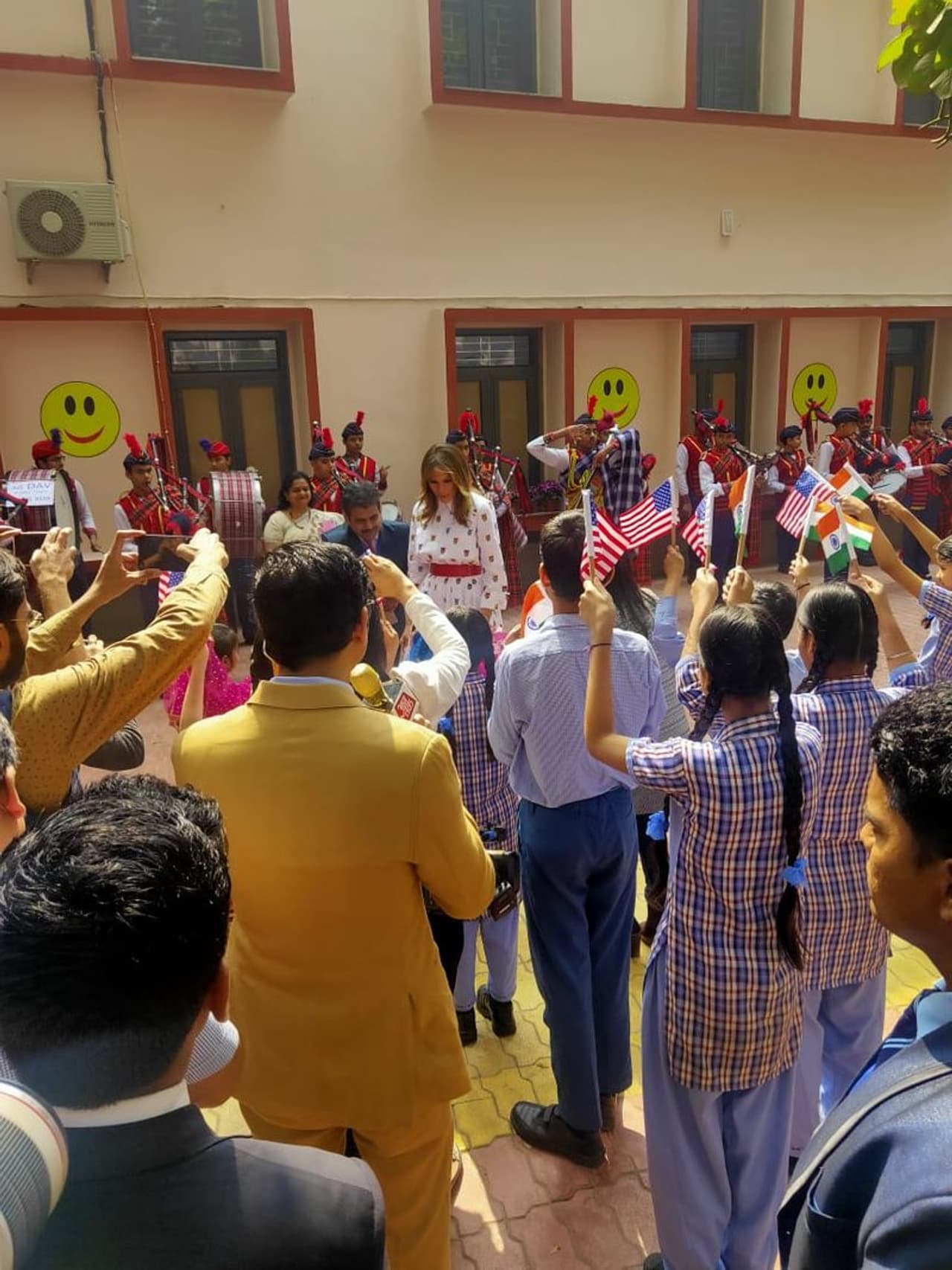 ದೆಹಲಿಯ ನಾನಕ್ಪುರದ ಸರ್ಕಾರಿ ಶಾಲಾ ಆವರಣದಲ್ಲಿ ಮೆಲಾನಿಯಾ ಟ್ರಂಪ್‌ಗೆ ಅದ್ಧೂರಿ ಸ್ವಾಗತ.