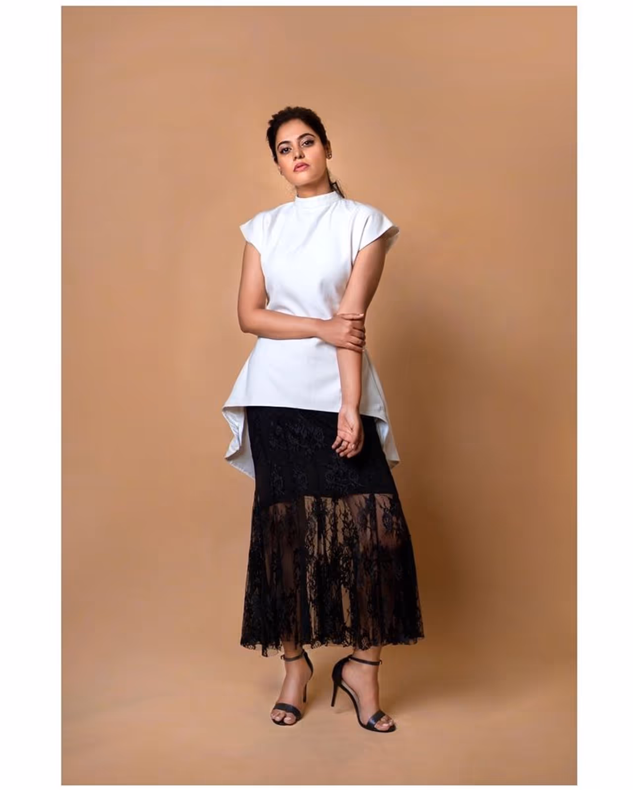 குட்ட பாவாடை உடையில் பிந்துமாதவி குட்ட பாவாடை உடையில் பிந்துமாதவி