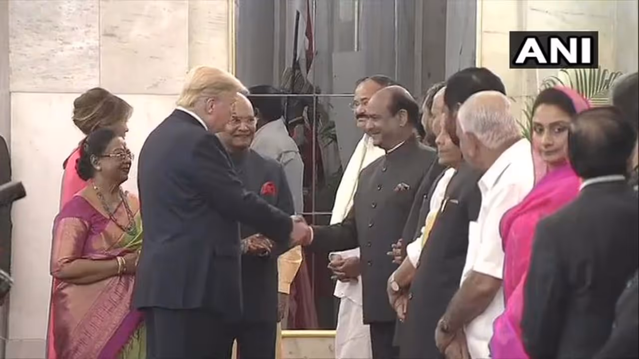 ಎರಡು ದಿನಗಳ ಭಾರತ ಪ್ರವಾಸದ ಅಂತಿಮ ದಿನವಾದ ಇಂದು ಅಮೆರಿಕ ಅಧ್ಯಕ್ಷ ಡೊನಾಲ್ಡ್ ಟ್ರಂಪ್ ಹಾಗೂ ಪ್ರಥಮ ಮಹಿಳೆ ಮೆಲನಿಯಾ ಟ್ರಂಪ್ ರಾಷ್ಟ್ರಪತಿ ಭವನದ ಔತಣಕೂಟದಲ್ಲಿ ಭಾಗಿಯಾಗಿದ್ದಾರೆ. ಎರಡು ದಿನಗಳ ಭಾರತ ಪ್ರವಾಸದ ಅಂತಿಮ ದಿನವಾದ ಇಂದು ಅಮೆರಿಕ ಅಧ್ಯಕ್ಷ ಡೊನಾಲ್ಡ್ ಟ್ರಂಪ್ ಹಾಗೂ ಪ್ರಥಮ ಮಹಿಳೆ ಮೆಲನಿಯಾ ಟ್ರಂಪ್ ರಾಷ್ಟ್ರಪತಿ ಭವನದ ಔತಣಕೂಟದಲ್ಲಿ ಭಾಗಿಯಾಗಿದ್ದಾರೆ.