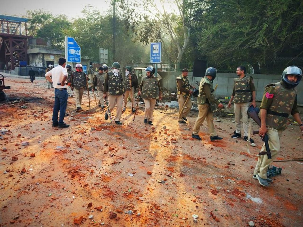 ഗോകുല്പുരയില് മൂന്നാം ദിവസവും കലാപത്തിന് കുറവില്ല. ഇന്ന് രാവിലെ ഗോകുല്പുര മാര്ക്കറ്റിന് അക്രമികള് വീണ്ടും തീവച്ചു. കലാപം തുടങ്ങിയതിന് ശേഷം ഗോകുല്പുര മാര്ക്കറ്റിന് ഇത് മൂന്നാം തവണയാണ് തീ വച്ചത്. എന്നാല് ഒരു മണിക്കൂറിന് ശേഷമാണ് അഗ്നിശമന സേന സ്ഥലത്തെത്തി തീയണയ്ക്കാനുള്ള ശ്രമം തുടങ്ങിയത്. ഗോകുല്പുരയില് മൂന്നാം ദിവസവും കലാപത്തിന് കുറവില്ല. ഇന്ന് രാവിലെ ഗോകുല്പുര മാര്ക്കറ്റിന് അക്രമികള് വീണ്ടും തീവച്ചു. കലാപം തുടങ്ങിയതിന് ശേഷം ഗോകുല്പുര മാര്ക്കറ്റിന് ഇത് മൂന്നാം തവണയാണ് തീ വച്ചത്. എന്നാല് ഒരു മണിക്കൂറിന് ശേഷമാണ് അഗ്നിശമന സേന സ്ഥലത്തെത്തി തീയണയ്ക്കാനുള്ള ശ്രമം തുടങ്ങിയത്.