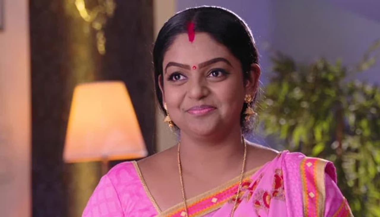 ఒకప్పుడు తెలుగు సీరియల్స్ అంటే దూరంగా పారిపోయే ఆడియన్స్ కూడా ఇప్పుడు 'కార్తికదీపం' సీరియల్ లో వంటలక్కకి ఫ్యాన్స్ అయిపోయారు. బుల్లితెరపై అత్యధిక టీఆర్పీ రేటింగ్స్ సాధిస్తూ టాప్ ప్లేస్ లో దూసుకుపోతుంది 'కార్తికదీపం'. ఒకప్పుడు తెలుగు సీరియల్స్ అంటే దూరంగా పారిపోయే ఆడియన్స్ కూడా ఇప్పుడు 'కార్తికదీపం' సీరియల్ లో వంటలక్కకి ఫ్యాన్స్ అయిపోయారు. బుల్లితెరపై అత్యధిక టీఆర్పీ రేటింగ్స్ సాధిస్తూ టాప్ ప్లేస్ లో దూసుకుపోతుంది 'కార్తికదీపం'.