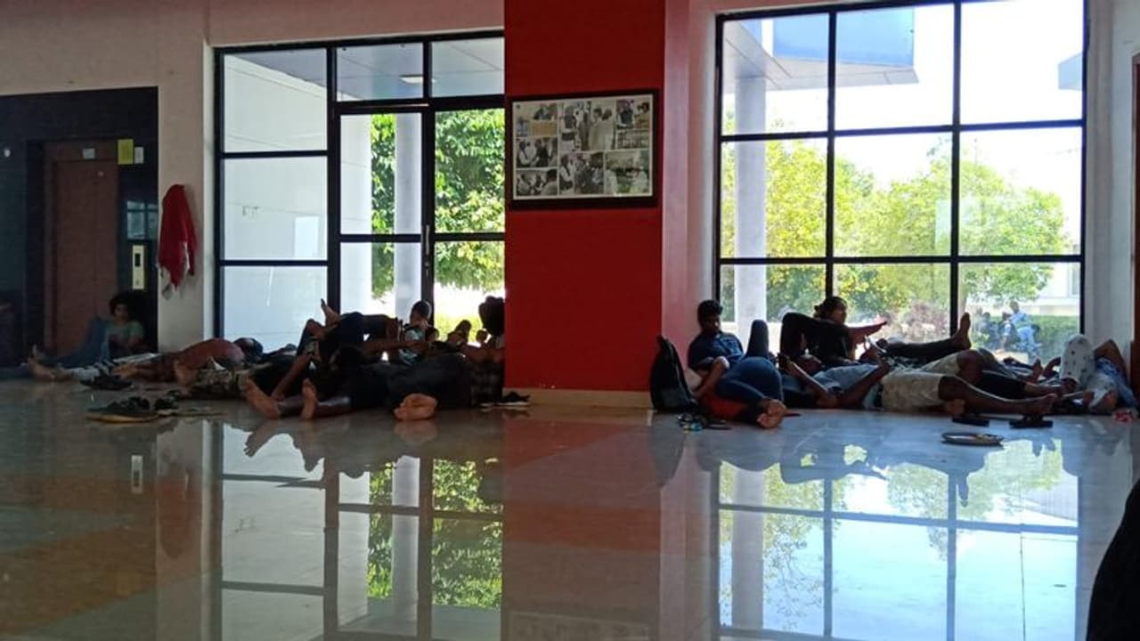 സര്വ്വകലാശാലാ വിദ്യാര്ത്ഥികളെ സര്വ്വകലാശാലയ്ക്കകത്ത് തന്നെയുള്ള പോളിറ്റിക്കല് ബ്ലോക്കിലാണ് പൊലീസ് കരുതല് തടങ്കലില് ഇട്ടിരിക്കുന്നത്. സര്വ്വകലാശാലാ വിദ്യാര്ത്ഥികളെ സര്വ്വകലാശാലയ്ക്കകത്ത് തന്നെയുള്ള പോളിറ്റിക്കല് ബ്ലോക്കിലാണ് പൊലീസ് കരുതല് തടങ്കലില് ഇട്ടിരിക്കുന്നത്.