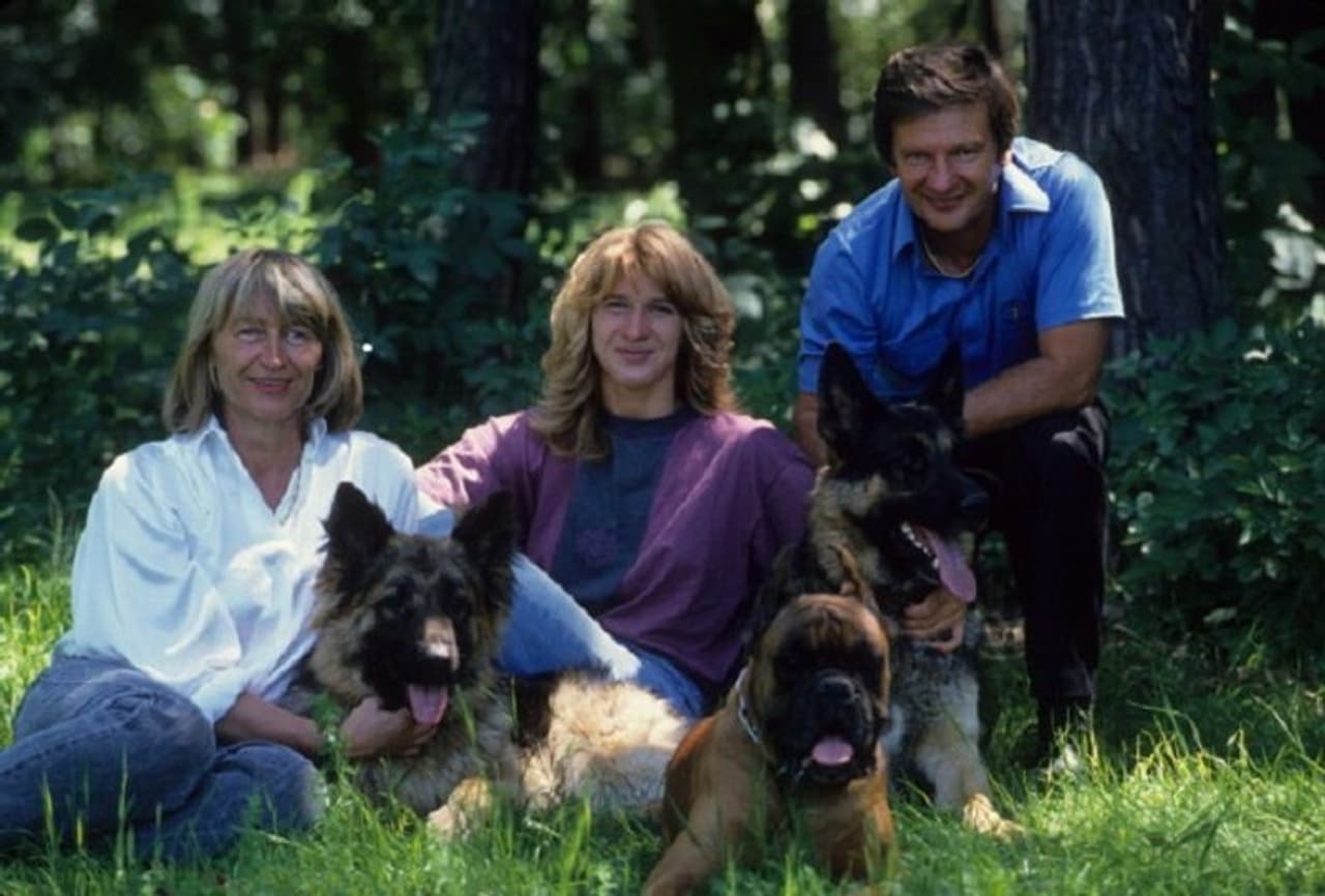 ತಂದೆ, ತಾಯಿ ಹಾಗೂ ಅವರ ನಾಯಿಗಳೊಂದಿಗೆ ಸ್ಟೆಫಿ ಗ್ರಾಫ್ ತಂದೆ, ತಾಯಿ ಹಾಗೂ ಅವರ ನಾಯಿಗಳೊಂದಿಗೆ ಸ್ಟೆಫಿ ಗ್ರಾಫ್