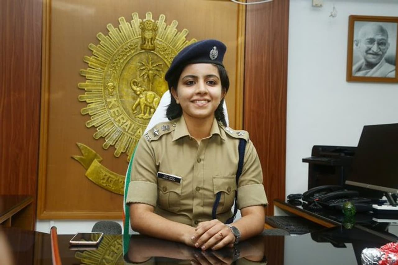 ಪೊಲೀಸ್ ಸಮವಸ್ತ್ರದಲ್ಲಿ ಮಿಂಚುತ್ತಿರುವ ಈ ಅಧಿಕಾರಿ ಹಿಂಸೆ ಹಾಗೂ ಅಪರಾಧಕ್ಕೆ ಕಡಿವಾಣ ಹಾಕಿದರು. ಅತ್ಯಾಚಾರ ನಡೆಸಿ ವಿದೇಶಕ್ಕೆ ಪರಾರಿಯಾಗಿದ್ದ ರೇಪಿಸ್ಟ್ ನ್ನು ಬೆನ್ನತ್ತಿ, ಲ್ಲೇ ಬಂಧಿಸಿ ಕರೆ ತಂದು ಜೈಲಿಗಟ್ಟಿದರು. ಇಂತಹ ಗಟ್ಟಿಗಿತ್ತಿ ಬೇರಾರೂ ಅಲ್ಲ, ಕೇರಳದ ದಬಂಗ್ ಹಾಗೂ ಪಂಜಾಬ್ ಮಹಿಳಾ IPS ಆಫೀಸರ್ ಮೆರೀನ್ ಜೋಸೆಫ್.