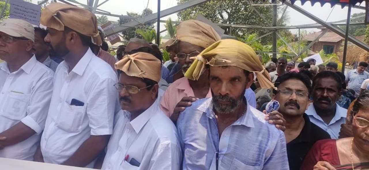 നിലവില് കിലോയ്ക്ക് 20 രൂപ മാത്രം വിപണി വിലയുള്ള ഏത്തവാഴക്കുലകളുമായാണ് കര്ഷകര് മാര്ച്ചിനെത്തിയത്. നിലവില് കിലോയ്ക്ക് 20 രൂപ മാത്രം വിപണി വിലയുള്ള ഏത്തവാഴക്കുലകളുമായാണ് കര്ഷകര് മാര്ച്ചിനെത്തിയത്.