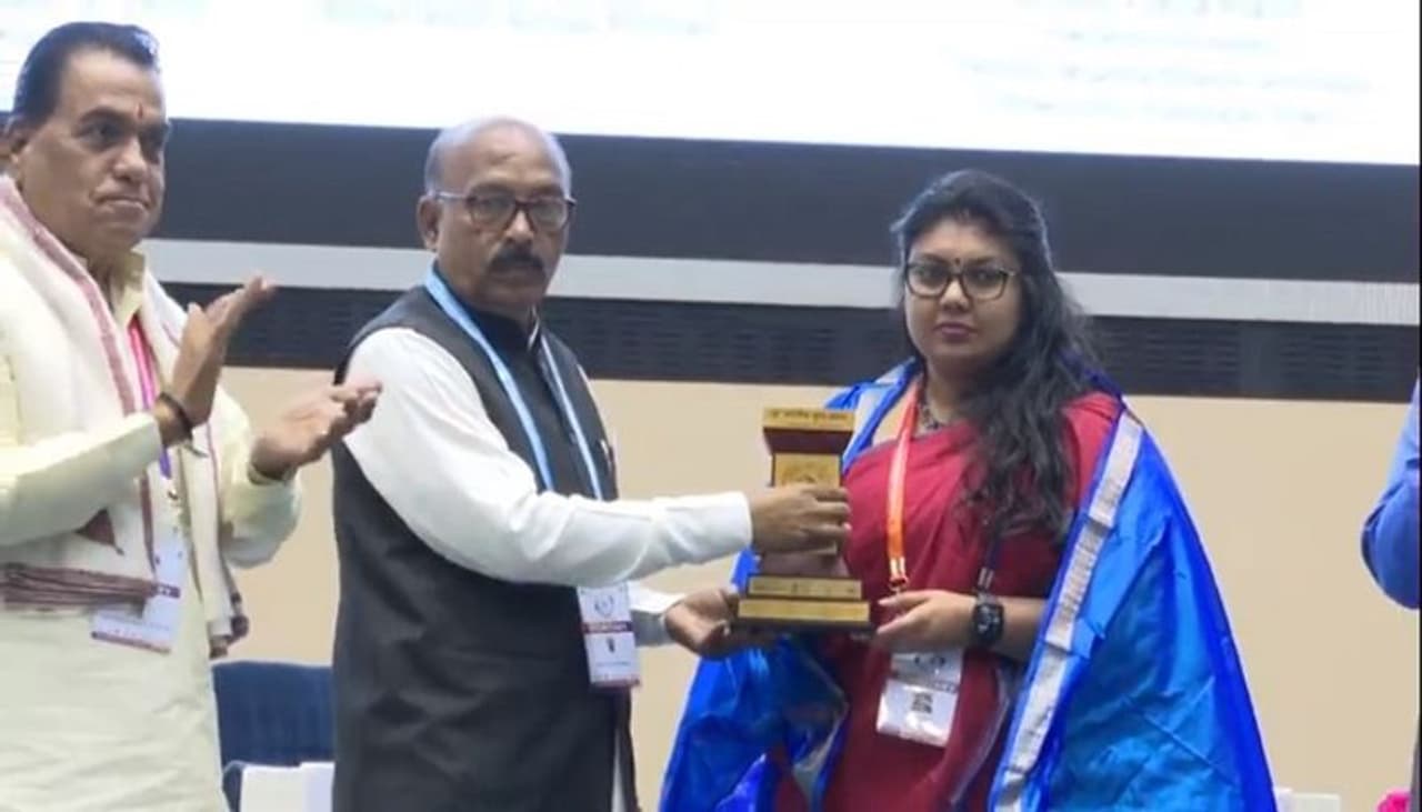 ಬೆಂಗಳೂರಿನ ಜಯನಗರ ವಿಧಾನಸಭಾ ಕ್ಷೇತ್ರದ ಕಾಂಗ್ರೆಸ್ ಶಾಸಕಿ ಸೌಮ್ಯಾರೆಡ್ಡಿ ಆದರ್ಶ ಯುವ ಶಾಸಕಿ ಎಂಬ ಪ್ರಶಸ್ತಿಗೆ ಪಾತ್ರರಾಗಿದ್ದಾರೆ. ಬೆಂಗಳೂರಿನ ಜಯನಗರ ವಿಧಾನಸಭಾ ಕ್ಷೇತ್ರದ ಕಾಂಗ್ರೆಸ್ ಶಾಸಕಿ ಸೌಮ್ಯಾರೆಡ್ಡಿ ಆದರ್ಶ ಯುವ ಶಾಸಕಿ ಎಂಬ ಪ್ರಶಸ್ತಿಗೆ ಪಾತ್ರರಾಗಿದ್ದಾರೆ.