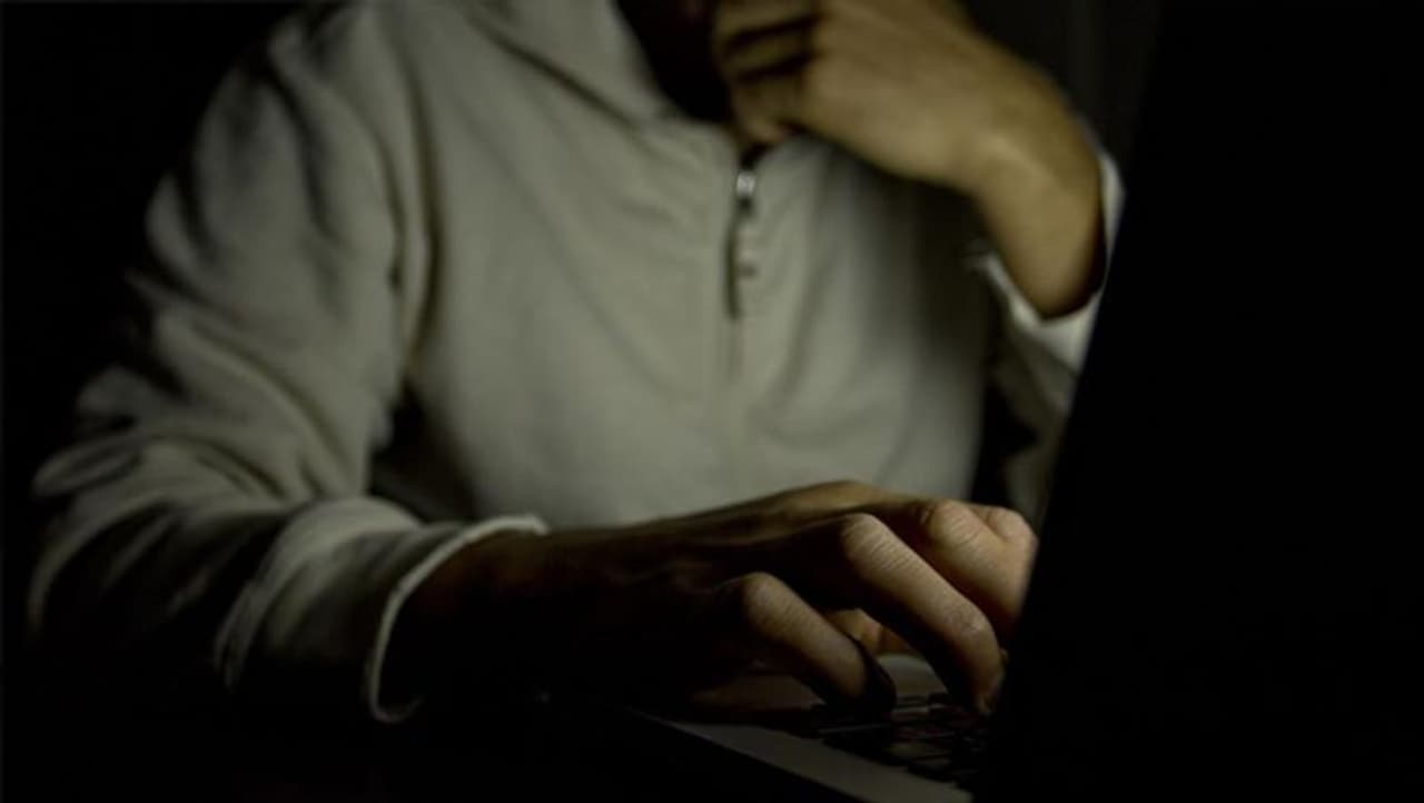 <p>వాట్సాప్ లో కొత్త నెంబర్ నుంచి వీడియోకాల్.. ఎవరై ఉంటారా అని లిఫ్ట్ చేస్తే.. అందమైన అమ్మాయి. అందులోనూ ఒంటిపై నోలుపూగు లేకుండా దర్శనమిస్తోంది. ఇంకేముంది ఇవతల అబ్బాయి ఫ్లాట్. గంటల తరబడి ప్రపంచం మరచిపోయి.. ఆ అమ్మాయి అందచందాలు చూస్తూ ఉండిపోతారు. అయితే... మీకు కూడా ఇలాంటి కాల్స్ వస్తే కాస్త జాగ్రత్తగా ఉండాల్సిందేనని నిపుణులు హెచ్చరిస్తున్నారు.</p> <p>వాట్సాప్ లో కొత్త నెంబర్ నుంచి వీడియోకాల్.. ఎవరై ఉంటారా అని లిఫ్ట్ చేస్తే.. అందమైన అమ్మాయి. అందులోనూ ఒంటిపై నోలుపూగు లేకుండా దర్శనమిస్తోంది. ఇంకేముంది ఇవతల అబ్బాయి ఫ్లాట్. గంటల తరబడి ప్రపంచం మరచిపోయి.. ఆ అమ్మాయి అందచందాలు చూస్తూ ఉండిపోతారు. అయితే... మీకు కూడా ఇలాంటి కాల్స్ వస్తే కాస్త జాగ్రత్తగా ఉండాల్సిందేనని నిపుణులు హెచ్చరిస్తున్నారు.</p>