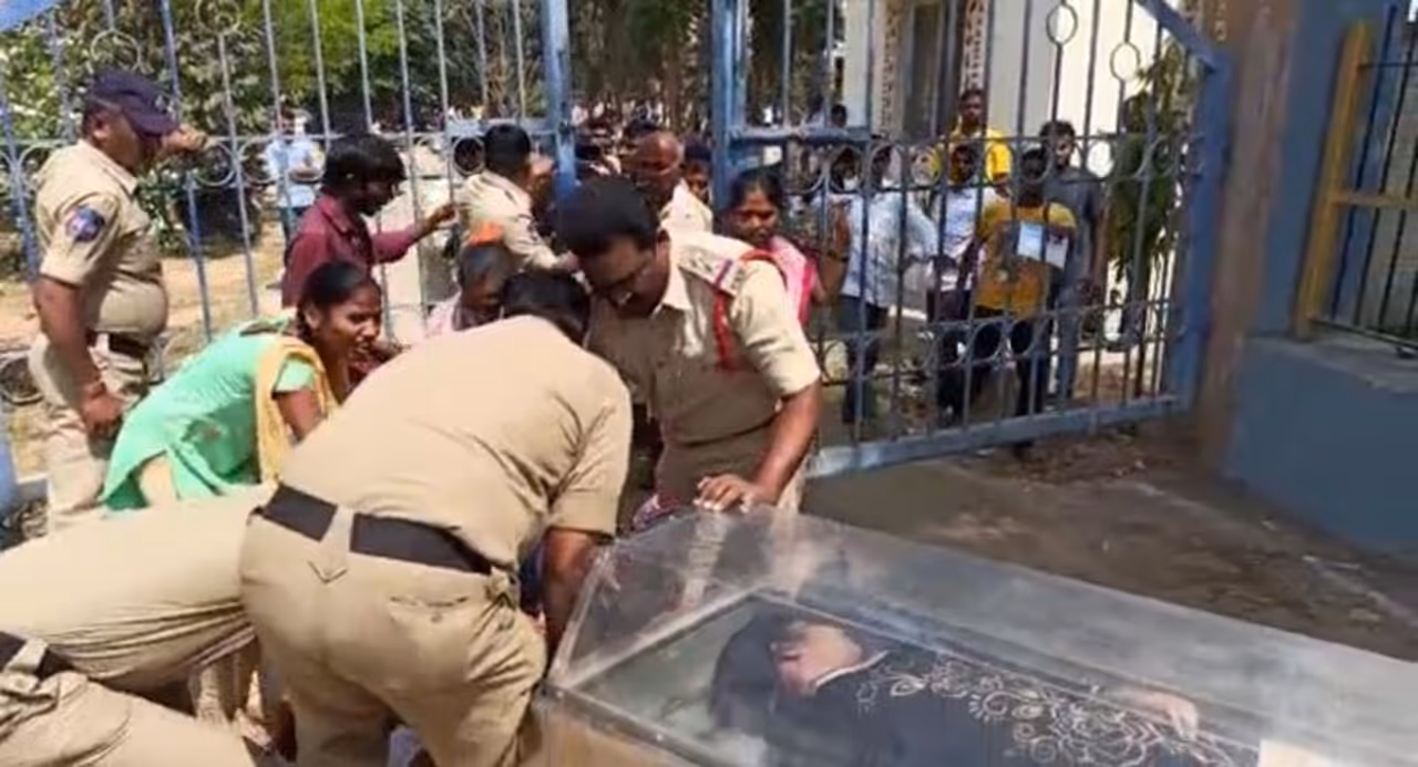 విద్యార్థిని సంధ్య మృతదేహం వద్ద తల్లిదండ్రుల ఆవేదన విద్యార్థిని సంధ్య మృతదేహం వద్ద తల్లిదండ్రుల ఆవేదన