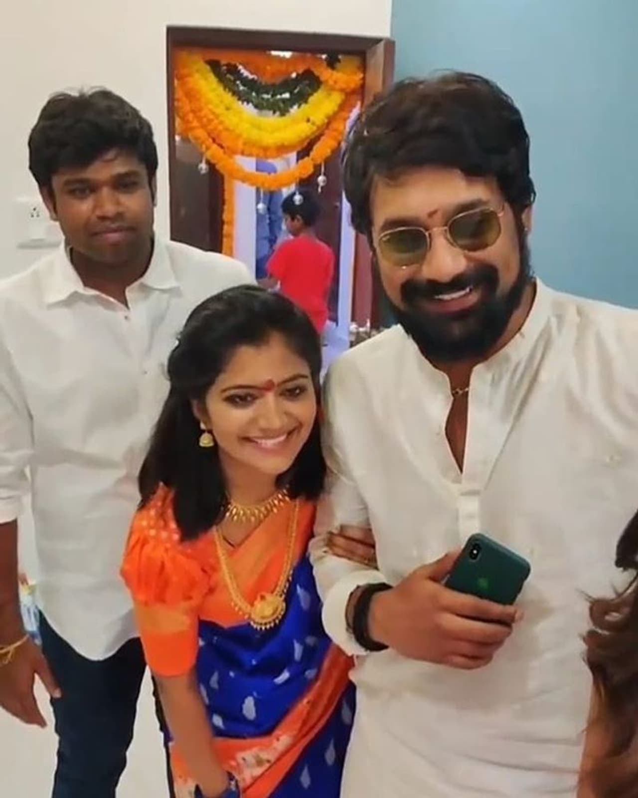 తీన్మార్ వార్తలతో గుర్తింపు తెచ్చుకున్న సావిత్రి అలియాస్ శివజ్యోతి.. బిగ్ బాస్ కి వెళ్లిన తరువాత మంచి పాపులారిటీ దక్కించుకుంది. తీన్మార్ వార్తలతో గుర్తింపు తెచ్చుకున్న సావిత్రి అలియాస్ శివజ్యోతి.. బిగ్ బాస్ కి వెళ్లిన తరువాత మంచి పాపులారిటీ దక్కించుకుంది.