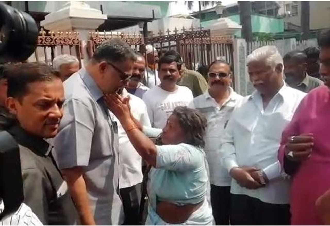 ಹಿರಿಯರೊಬ್ಬರು ಶಾಸಕರನ್ನು ಮಾತನಾಡಿಸುತ್ತಿರುವುದು ಹಿರಿಯರೊಬ್ಬರು ಶಾಸಕರನ್ನು ಮಾತನಾಡಿಸುತ್ತಿರುವುದು