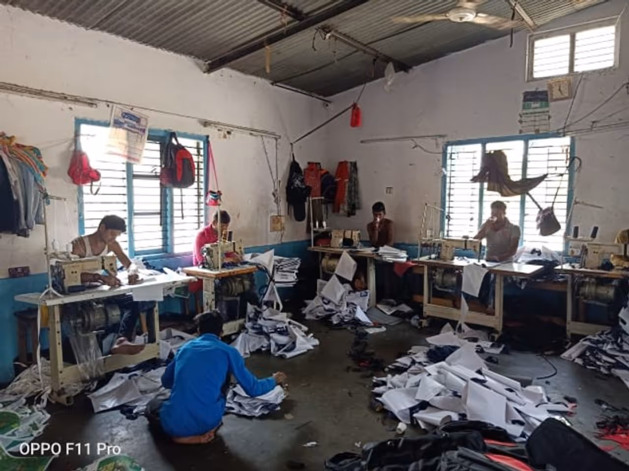 ಕನ್ಫ್ಯೂಸ್ ಆಗಬೇಡಿ... ಆದದ್ದು ಇಷ್ಟು. ಬೆಂಗಳೂರಿನ ಅರಮನೆ ಮೈದಾನದ ವೈಟ್ ಪೆಟಲ್ಸ್ನಲ್ಲಿ ಇಂದು ಬಿಎಸ್ ವೈ ಅಭಿನಂದನಾ ಗ್ರಂಥ ಬಿಡುಗಡೆಯಾಗುತ್ತಿದೆ. ಕನ್ಫ್ಯೂಸ್ ಆಗಬೇಡಿ... ಆದದ್ದು ಇಷ್ಟು. ಬೆಂಗಳೂರಿನ ಅರಮನೆ ಮೈದಾನದ ವೈಟ್ ಪೆಟಲ್ಸ್ನಲ್ಲಿ ಇಂದು ಬಿಎಸ್ ವೈ ಅಭಿನಂದನಾ ಗ್ರಂಥ ಬಿಡುಗಡೆಯಾಗುತ್ತಿದೆ.