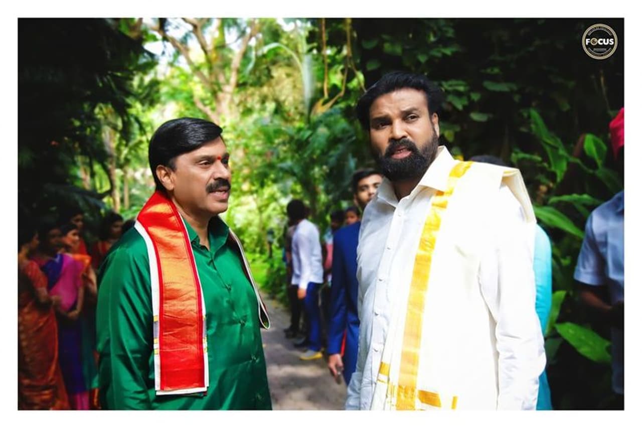 ಸಚಿವ ಶ್ರೀರಾಮುಲು ತಮ್ಮ ಪುತ್ರಿ ಮದ್ವೆ ಕಾರ್ಯಕ್ರಮಗಳಲ್ಲಿ ಫುಲ್ ಬ್ಯುಸಿಯಾಗಿದ್ದಾರೆ. ಸಚಿವ ಶ್ರೀರಾಮುಲು ತಮ್ಮ ಪುತ್ರಿ ಮದ್ವೆ ಕಾರ್ಯಕ್ರಮಗಳಲ್ಲಿ ಫುಲ್ ಬ್ಯುಸಿಯಾಗಿದ್ದಾರೆ.