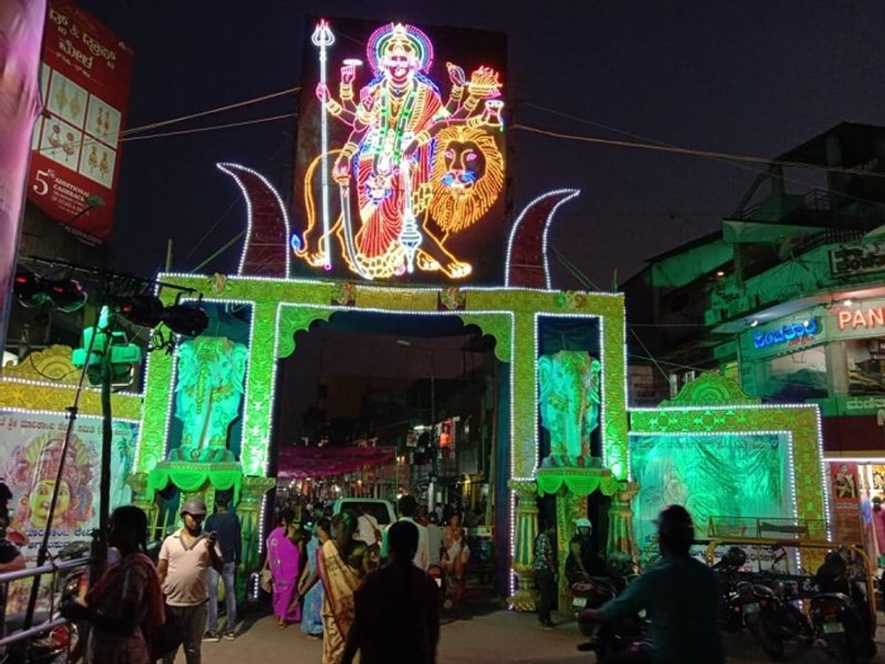 ದಲಿತರ ಹುಡುಗ ಬ್ರಾಹ್ಮಣ ಹುಡುಗಿ ಮಾರಿಕಾಂಬೆಯ ಸೌಂದರ್ಯಕ್ಕೆ ಮರುಳಾಗಿ ತನ್ನ ಜಾತಿಯನ್ನು ಮರೆಮಾಚಿ ಮೋಸದಿಂದ ಮದುವೆಯಾಗುತ್ತಾನೆ.