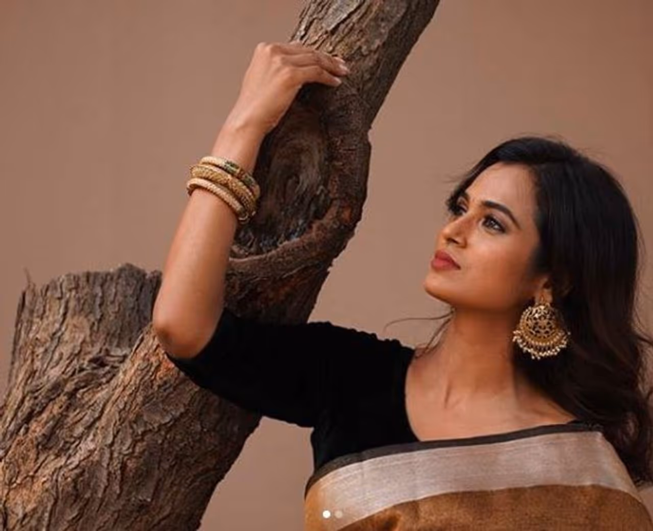 மரக்கிளையை பிடித்து மயக்கும் ரம்யா மரக்கிளையை பிடித்து மயக்கும் ரம்யா