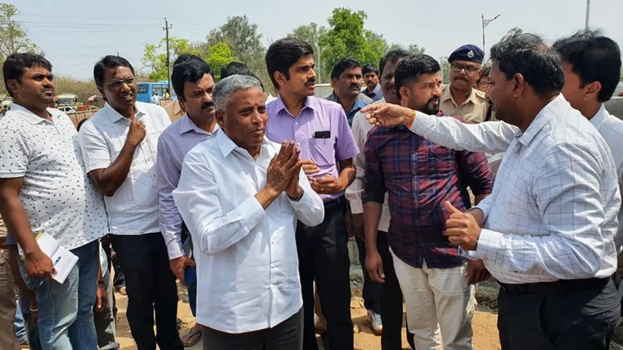 ಚಾಮುಂಡಿಬೆಟ್ಟಕ್ಕೆ ಭೇಟಿ ನೀಡಿದ ವಸತಿ ಸಚಿವ ಸೋಮಣ್ಣ ಅವರು ಅಭಿವೃದ್ಧಿ ಕಾಮಗಾರಿ ಪರಿಶೀಲನೆ ನಡೆಸಿದ್ದಾರೆ. ಚಾಮುಂಡಿಬೆಟ್ಟಕ್ಕೆ ಭೇಟಿ ನೀಡಿದ ವಸತಿ ಸಚಿವ ಸೋಮಣ್ಣ ಅವರು ಅಭಿವೃದ್ಧಿ ಕಾಮಗಾರಿ ಪರಿಶೀಲನೆ ನಡೆಸಿದ್ದಾರೆ.