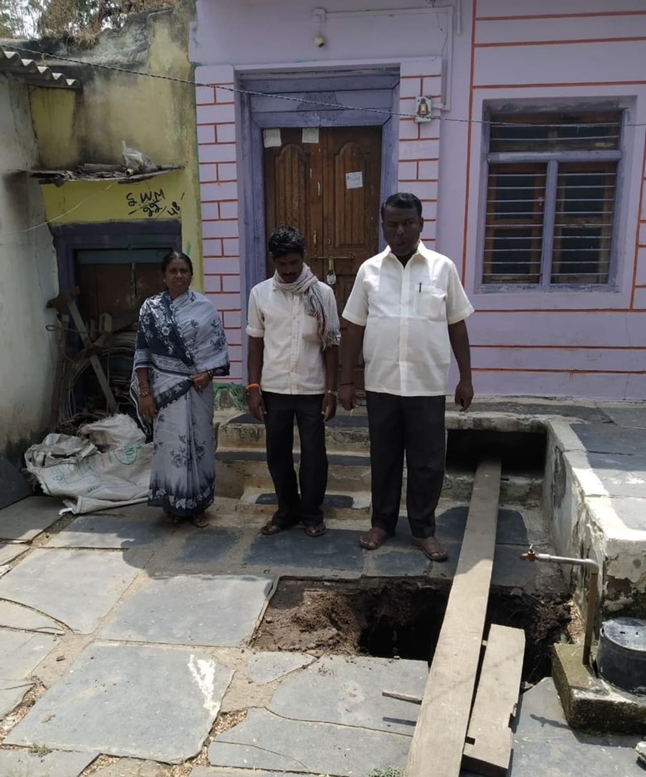 ಗದಗ ಜಿಲ್ಲೆಯ ನರಗುಂದ ಪಟ್ಟಣದಲ್ಲಿ ಮತ್ತೆ ಭೂಕುಸಿತ ಗದಗ ಜಿಲ್ಲೆಯ ನರಗುಂದ ಪಟ್ಟಣದಲ್ಲಿ ಮತ್ತೆ ಭೂಕುಸಿತ