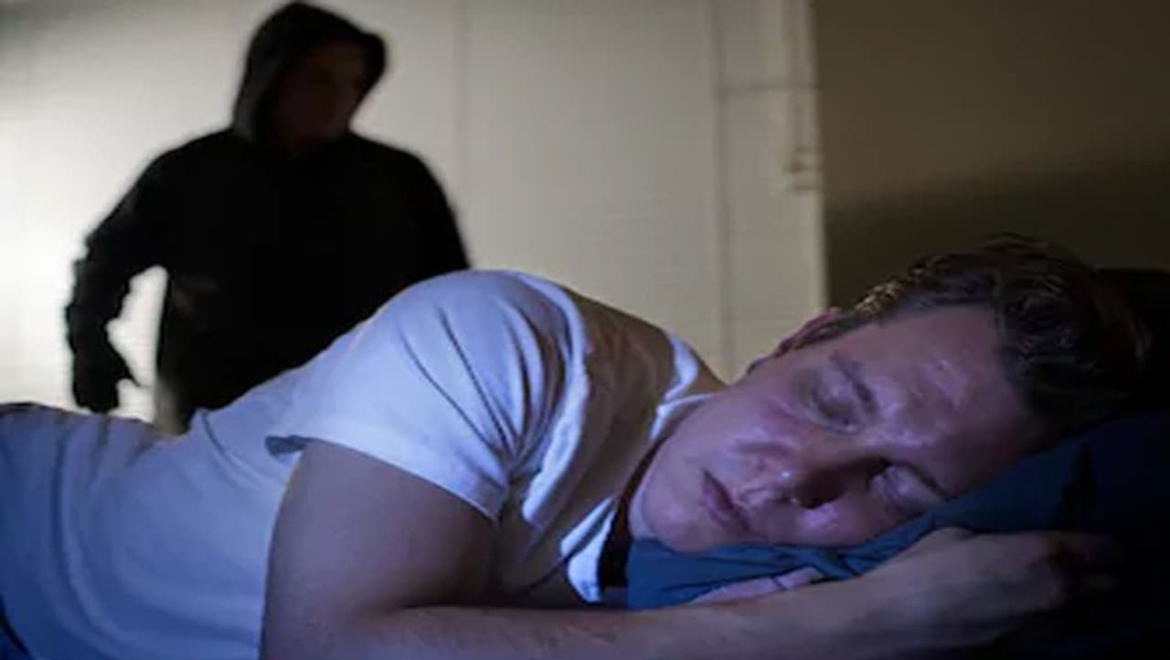 <p>ಒಬ್ಬ ವ್ಯಕ್ತಿಗೆ ಎಷ್ಟು ಗಂಟೆ ನಿದ್ರೆಯ ಅಗತ್ಯವಿದೆ ಎಂಬುದು ಆತನ ದೈಹಿಕ ಅಗತ್ಯಗಳನ್ನು ಅವಲಂಬಿಸಿರುತ್ತದೆ, ಆದರೆ ಒಬ್ಬ ಸಾಮಾನ್ಯ ಹಿರಿಯ ವ್ಯಕ್ತಿ ಪ್ರತಿ ರಾತ್ರಿ 7 ರಿಂದ 9 ಗಂಟೆಗಳ ನಿದ್ರೆಯನ್ನು ತೆಗೆದುಕೊಳ್ಳಬೇಕು. ಆದರೆ ಕೆಲವೊಮ್ಮೆ ವಯಸ್ಸಾದವರಿಗೆ ನಿದ್ರಾಹೀನತೆಯ ಸಮಸ್ಯೆ ಕಾಡುತ್ತದೆ. ಅಷ್ಟಕ್ಕೂ ನಿದ್ರೆ ಬಾರದಿರಲೇನು ಕಾರಣ?</p> <p>ಒಬ್ಬ ವ್ಯಕ್ತಿಗೆ ಎಷ್ಟು ಗಂಟೆ ನಿದ್ರೆಯ ಅಗತ್ಯವಿದೆ ಎಂಬುದು ಆತನ ದೈಹಿಕ ಅಗತ್ಯಗಳನ್ನು ಅವಲಂಬಿಸಿರುತ್ತದೆ, ಆದರೆ ಒಬ್ಬ ಸಾಮಾನ್ಯ ಹಿರಿಯ ವ್ಯಕ್ತಿ ಪ್ರತಿ ರಾತ್ರಿ 7 ರಿಂದ 9 ಗಂಟೆಗಳ ನಿದ್ರೆಯನ್ನು ತೆಗೆದುಕೊಳ್ಳಬೇಕು. ಆದರೆ ಕೆಲವೊಮ್ಮೆ ವಯಸ್ಸಾದವರಿಗೆ ನಿದ್ರಾಹೀನತೆಯ ಸಮಸ್ಯೆ ಕಾಡುತ್ತದೆ. ಅಷ್ಟಕ್ಕೂ ನಿದ್ರೆ ಬಾರದಿರಲೇನು ಕಾರಣ?</p>