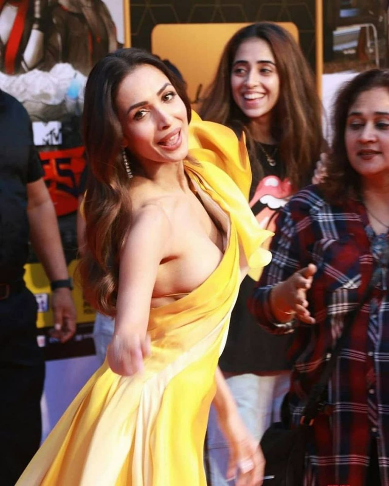 ರಾತ್ರಿ ವೇಳೆ ವಿವಿಧ ಆಟಗಳನ್ನು ಆಡುವುದೆಂದರೆ ಬಹಳ ಇಷ್ಟ ಎಂದು ಹೇಳಿಕೊಂಡಿದ್ದಾರೆ. ರಾತ್ರಿ ವೇಳೆ ವಿವಿಧ ಆಟಗಳನ್ನು ಆಡುವುದೆಂದರೆ ಬಹಳ ಇಷ್ಟ ಎಂದು ಹೇಳಿಕೊಂಡಿದ್ದಾರೆ.