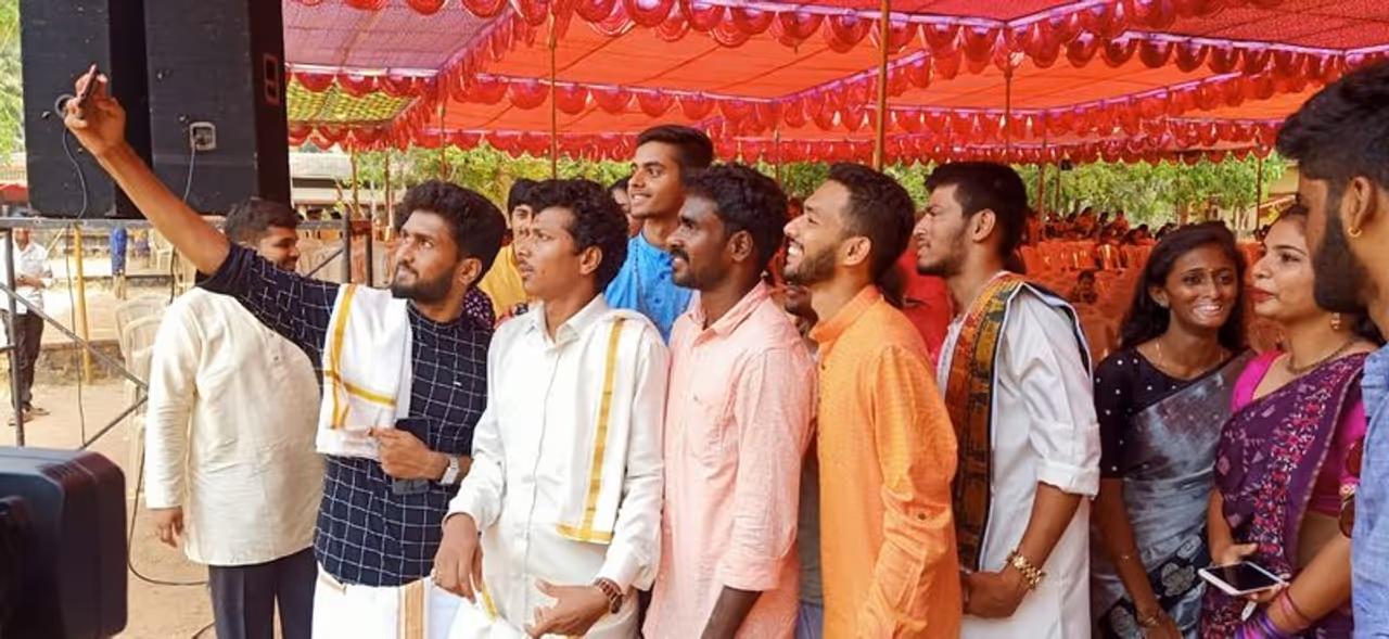 ತುಳುನಾಡಿನ ವೀರಕ್ರೀಡೆ ಕಂಬಳದ ಉಸೇನ್ ಬೋಲ್ಟ್ ಎಂದೇ ಖ್ಯಾತರಾಗಿರುವ ಶ್ರೀನಿವಾಸ ಗೌಡ ಅಶ್ವತ್ಥಪುರ ಅವರೀಗ ಕಾಲೇಜು ಯುವಕರ ಪಾಲಿಗೆ ಹೀರೋ ಆಗಿಬಿಟ್ಟಿದ್ದಾರೆ. ತುಳುನಾಡಿನ ವೀರಕ್ರೀಡೆ ಕಂಬಳದ ಉಸೇನ್ ಬೋಲ್ಟ್ ಎಂದೇ ಖ್ಯಾತರಾಗಿರುವ ಶ್ರೀನಿವಾಸ ಗೌಡ ಅಶ್ವತ್ಥಪುರ ಅವರೀಗ ಕಾಲೇಜು ಯುವಕರ ಪಾಲಿಗೆ ಹೀರೋ ಆಗಿಬಿಟ್ಟಿದ್ದಾರೆ.