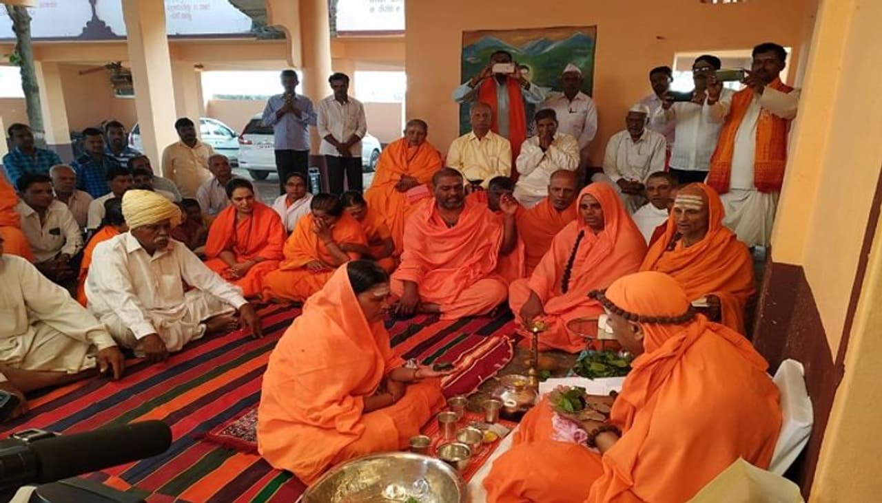 ಮೊದಲ ಬಾರಿಗೆ ಮರೆಗುದ್ದಿ ಮಹಾಂತ ಮಠಕ್ಕೆ ಮಹಿಳಾ ಪೀಠಾಧಿಕಾರಿಯಾದ ನೀಲ ವಿಜಯ ಮಹಾಂತಮ್ಮ ಮೊದಲ ಬಾರಿಗೆ ಮರೆಗುದ್ದಿ ಮಹಾಂತ ಮಠಕ್ಕೆ ಮಹಿಳಾ ಪೀಠಾಧಿಕಾರಿಯಾದ ನೀಲ ವಿಜಯ ಮಹಾಂತಮ್ಮ