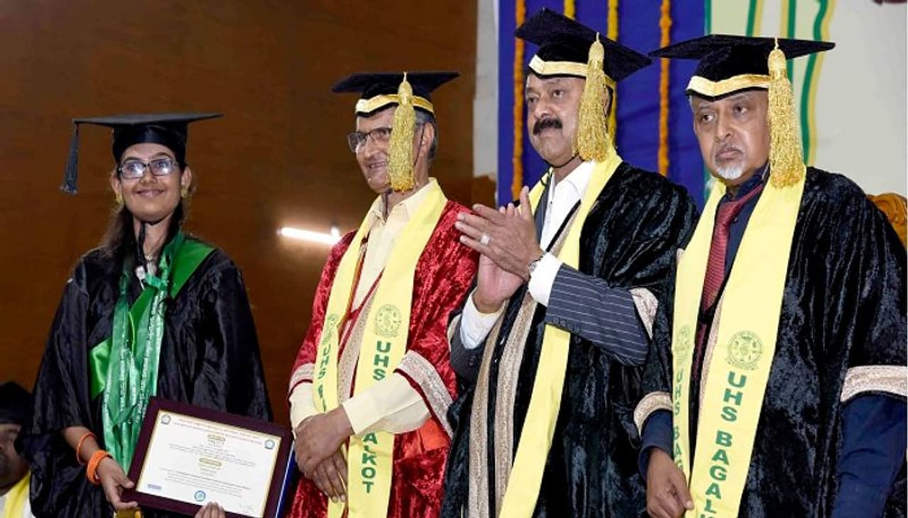 15 ಚಿನ್ನದ ಪದಕ ಪಡೆದು ಚಿನ್ನದ ಹುಡುಗಿಯಾಗಿ ಹೊರಹೊಮ್ಮಿದ ಸುಷ್ಮಾ ಎಂ.ಕೆ 15 ಚಿನ್ನದ ಪದಕ ಪಡೆದು ಚಿನ್ನದ ಹುಡುಗಿಯಾಗಿ ಹೊರಹೊಮ್ಮಿದ ಸುಷ್ಮಾ ಎಂ.ಕೆ