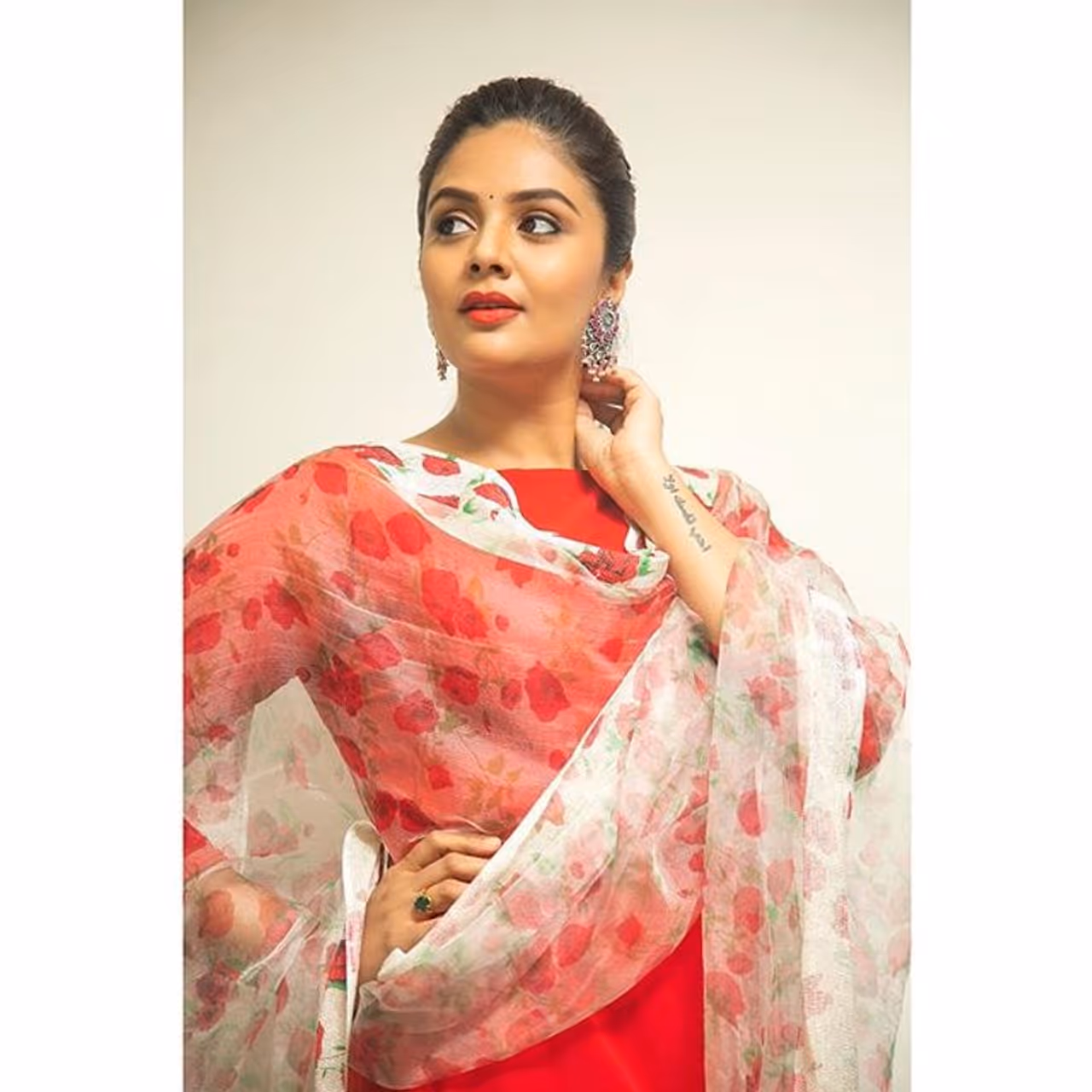 (Courtesy _ Instagram) బుల్లితెరపై హాట్ యాంకర్ గా గుర్తింపు తెచ్చుకోవడానికి ప్రయత్నిస్తోంది శ్రీముఖి. (Courtesy _ Instagram) బుల్లితెరపై హాట్ యాంకర్ గా గుర్తింపు తెచ్చుకోవడానికి ప్రయత్నిస్తోంది శ్రీముఖి.