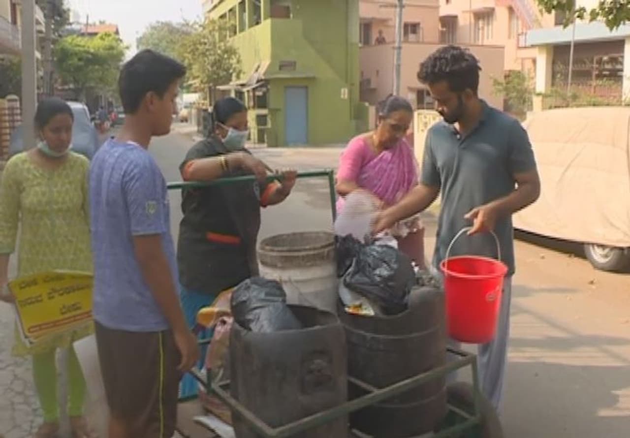 ಮಕ್ಕಳೊಂದಿಗೆ ಕಸ ಸಂಗ್ರಹಿಸುತ್ತಿರುವ ಕಾರ್ಪೊರೇಟರ್ ಶೋಭಾ ಮಕ್ಕಳೊಂದಿಗೆ ಕಸ ಸಂಗ್ರಹಿಸುತ್ತಿರುವ ಕಾರ್ಪೊರೇಟರ್ ಶೋಭಾ