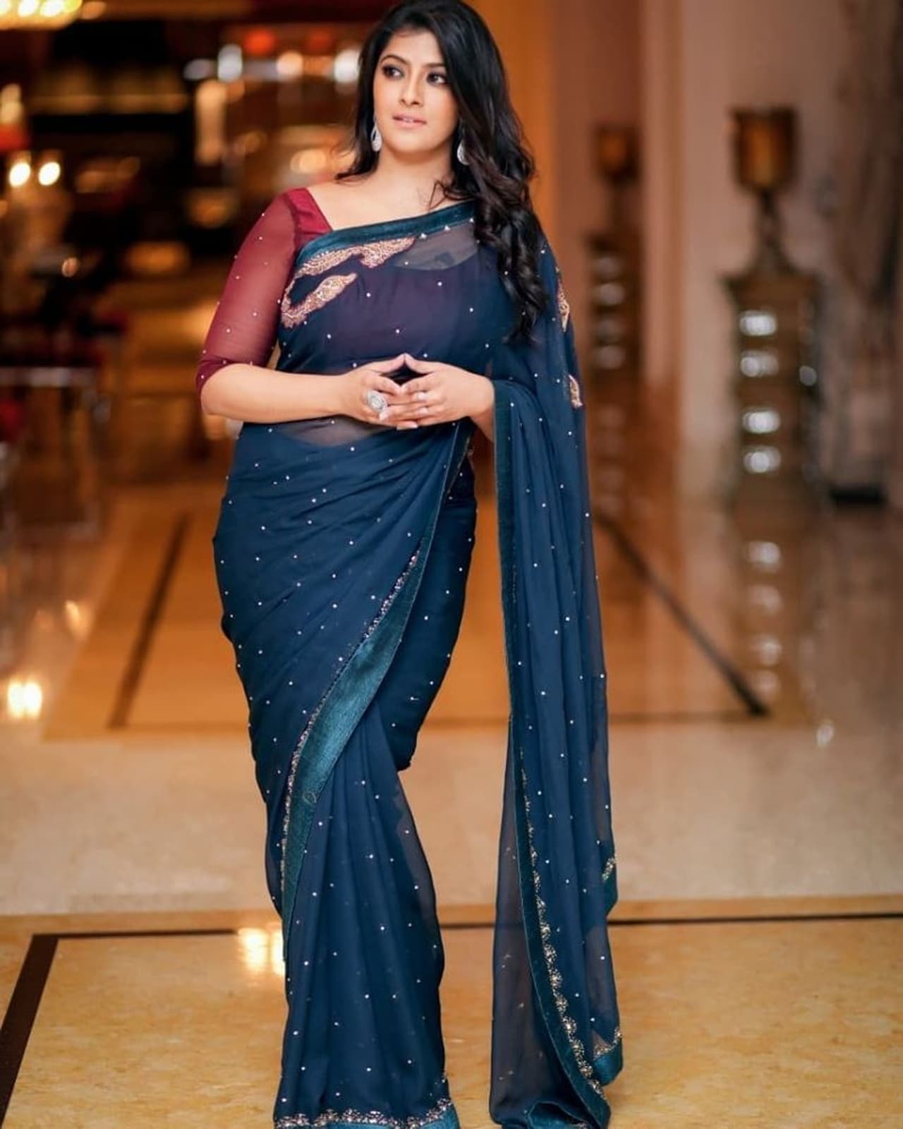 వరలక్ష్మీ శరత్ కుమార్ పేరు వినగానే.. ఫైర్ బ్రాండ్ తమిళ నటి గుర్తుకు వస్తుంది. ఎలాంటి విషయాన్ని అయినా కుండబద్దలు కొట్టినట్లు చెప్పే నైజం వరలక్ష్మీ శరత్ కుమార్ సొంతం. వరలక్ష్మీ శరత్ కుమార్ పేరు వినగానే.. ఫైర్ బ్రాండ్ తమిళ నటి గుర్తుకు వస్తుంది. ఎలాంటి విషయాన్ని అయినా కుండబద్దలు కొట్టినట్లు చెప్పే నైజం వరలక్ష్మీ శరత్ కుమార్ సొంతం.