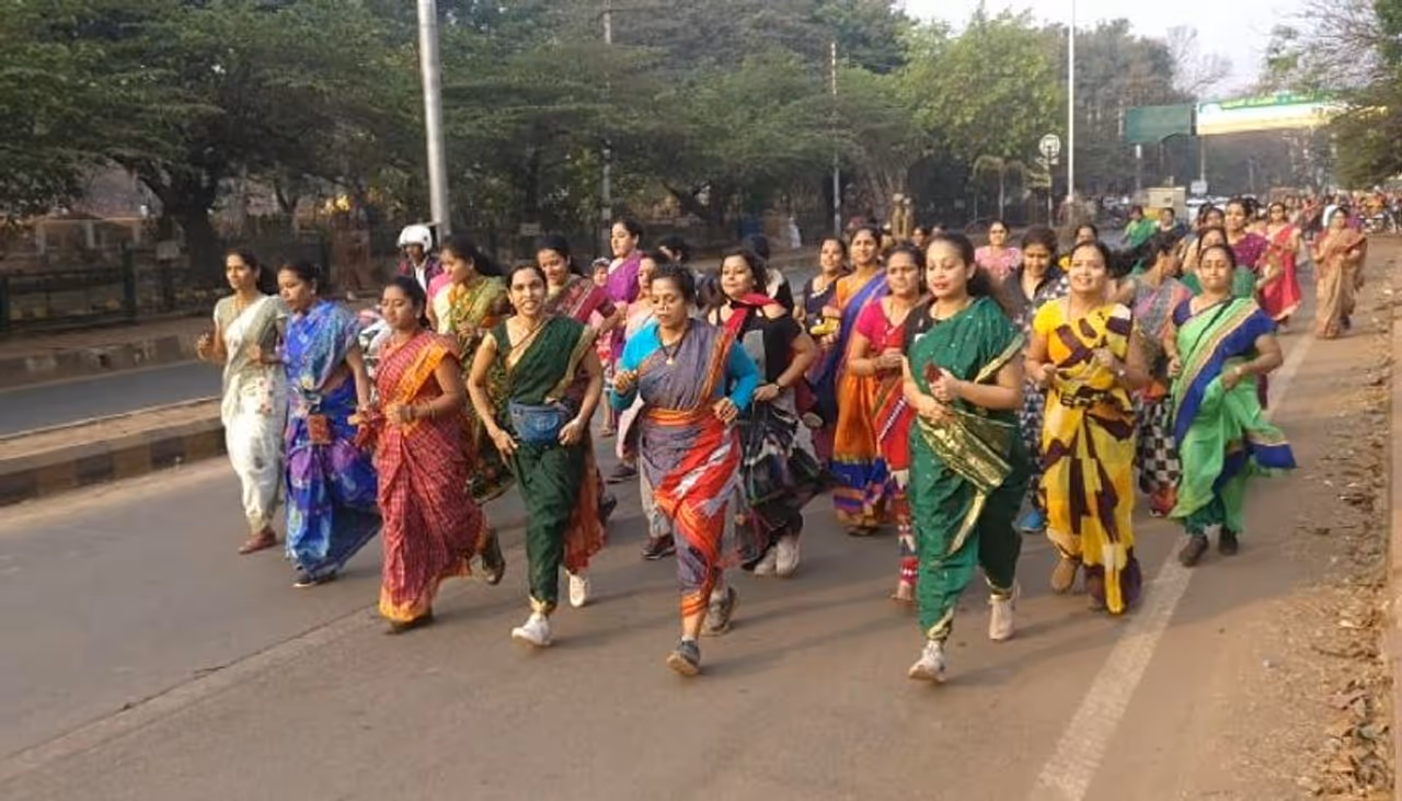 ಸೀರೆಯಲ್ಲಿಯೇ ಓಡುವ ಮೂಲಕ ಗಮನ ಸೆಳೆದ ನಾರಿಯರು ಸೀರೆಯಲ್ಲಿಯೇ ಓಡುವ ಮೂಲಕ ಗಮನ ಸೆಳೆದ ನಾರಿಯರು
